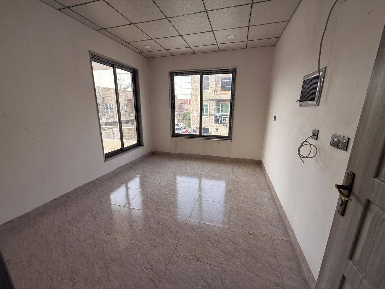 بيت طابقين ركن للبيع في اربيل 
منطقة 5حصاروك بناء حديث طابو ملك صرف المساحة 130م موقع خدمي ممتاز قريب شارع 120وماجدي مول تفاصيل اكثر البيت يتكون من 4غرف نوم واستقبال وصالة ومطبخ حار وبارد وصحيات 3وكراج شارع عريض موقع خدمي ممتاز السعر كلش مناسب فقط 9دفاتر و20ورقة وقابل للتفاوض للحجز والاستفسار 
***********
***********
***********
ابو عبدالله 
عمر الجنابي
