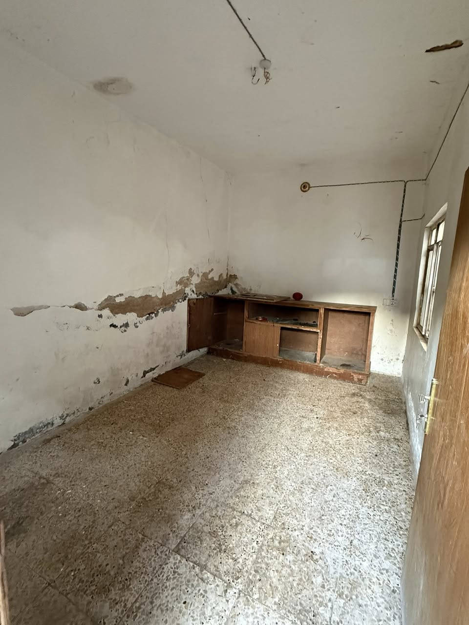 بيت للايجار حي الرحمة شارع سوك 100متر غرفة وصالة ومطبخ واستقبال وصحيات السعر 225الف
مكتب حازم البديري 
*********** وتساب
