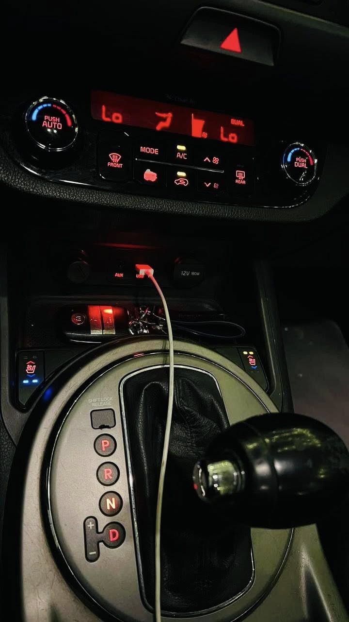 كيا سبورتج  للبيع خليجي موديل 14 في اي بي فقط بيها دعاميه صبغ وشبر بارد بالجاملغ باقي السياره مكفوله سياره فول مواصفات بصمه  بانورما فورويل كشنات جلد تدفئه تبريد مري شفط لايت لد ثلاجه مكينه 2400 حساسات امامي خلفي/السعر 170 وبيها مجال بسيط 
للاستفسار ***********
