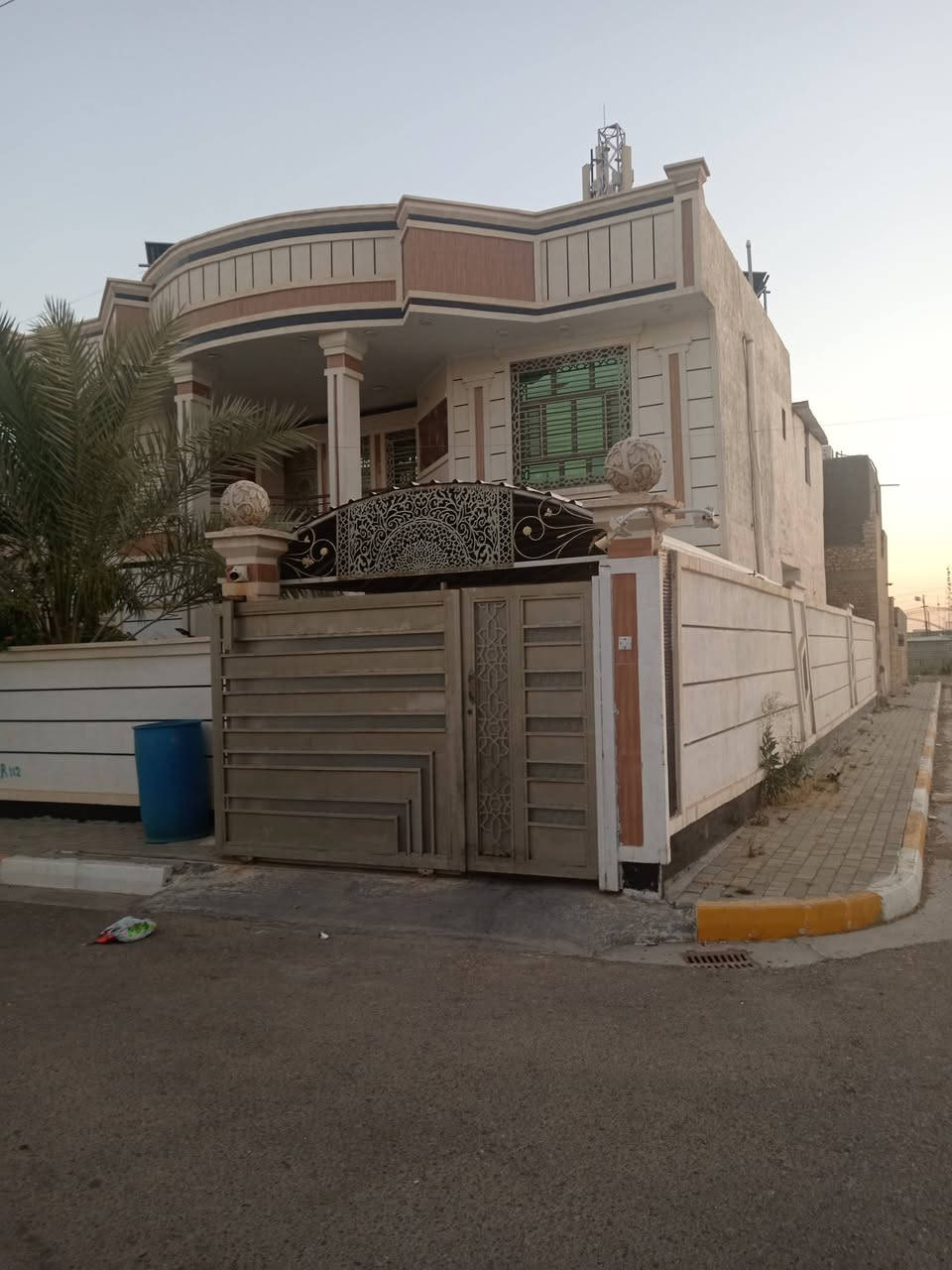 دار للبيع طابقين التأميم ٣٠تموز الأولى قرب جامع بدر الكبرى
طابو صرف تحويل المساحة ٣٠٠م
ركن شارع 10X10
طابق الاول بناء حجر 
استقبال ومطبخ وصاله غرفتين نوم مناور صحيات داخليه وخارجية كراج سياره
الطابق الثاني بناء طابوك ٣غرف نوم صحيات
السعر خاص
للاستفسار التواصل مكتب الجامعة التأميم ٣٠تموز الشارع العام الرئيسي
*********** ابو سعد
***********
***********
