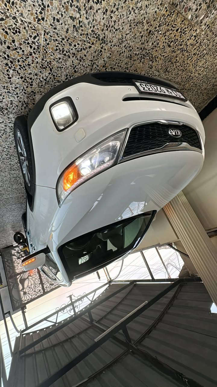 السلام عليكم
سورنتو 2015  
المحرك: V6 سعة 3.5 لتر 6 سلندر 
ناقل الحركة: أوتوماتيك + عادي 
الممشى 87 الف كيلو متر 
7 مقاعد 
مقاعد جلد
مقاعد أمامية كهربائية + تدفئه + تبريد
فتحة سقف بانوراما
شاشة ترحيب + توديع مع الخروج 
كاميرا خلفية
حساسات صف أمامية + خلفية
نظام دخول بدون مفتاح + زر تشغيل بصمه 
10 وسائد هوائية ( أريباك )
نظام ABS مانع انغلاق الفرامل
تحكم ثبات إلكتروني (ESC)
مثبت سرعة (Cruise Control)  
بلوتوث / USB / AUX
مدخل USB امامي خلفي 
مرايات جانبيه كهربائية قلاب 
دوسات ترحيب المقاعد الأماميه

بغداد - المحموديه - خلف مدرسه البساله 
***********
***********
المالك / سجاد - تحويل ثاني يوم 

السعر 195
