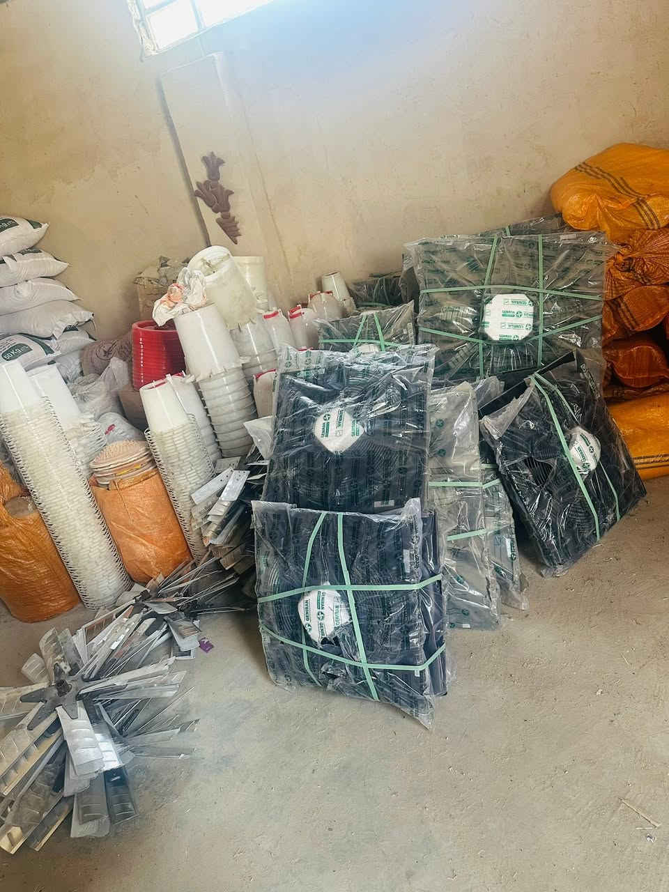 تعلن عيادة الريف للخدمات البيطرية  عن وصول تشكيلة جديدة ومتكاملة من أدوات ومستلزمات الحقول بجودة عالية لتلبية كافة احتياجات مربي الدواجن وأصحاب الحقول.

 مناهل ومعالف بمختلف الأحجام والأنواع (تضمن كفاءة التغذية والتربية).
 مفرغات ومراوح سحب (لضمان تهوية مثالية وتبريد ممتاز داخل القاعات).
 كافة ملحقات وأدوات الحقول ومستلزمات الدواجن.

#الريف_للخدمات_البيطرية
#صلاح_الدين_قضاء_العلم_قرب_سيطرة١٤


**إذا كنت صاحب هذا الإعلان وتريد حذفه لأي سبب، رجاءا أرسل رسالة إلى الدعم الفني**