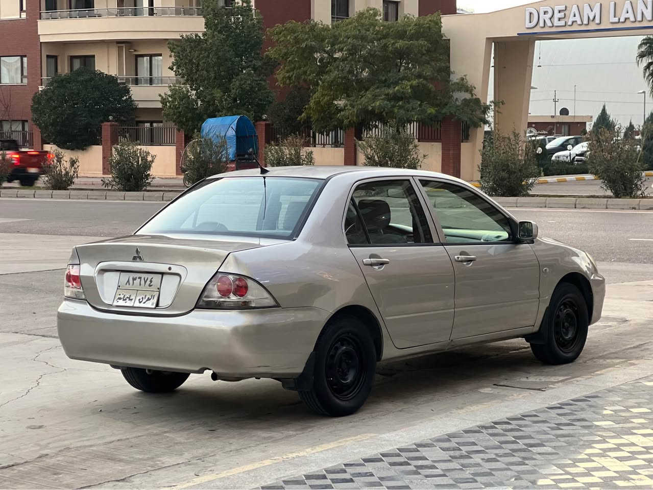 لانسەر 2008 
یەک دەستە لە سفریەوە تا ایستا تەنها 200 کم ڕۆیشتووە 
هیج خەلەلیک و نەقسانی نییە 
تایەی تازەیە و گێر و مەکینەی نەکراوەتەوە و تەقە و رەقەی نییە و بەخار و سەرف و سەوتی تیا نییە 
‎ چوار پارچەی لەسەر ساغی و کالبونەوە بۆیاخە بەبی ناوگرتن و بەبی هیچ شتێ
نرخی 74 گەلا و کەمیک مجال
شوین سلیمانی 
*********** السليمانية, العراق
