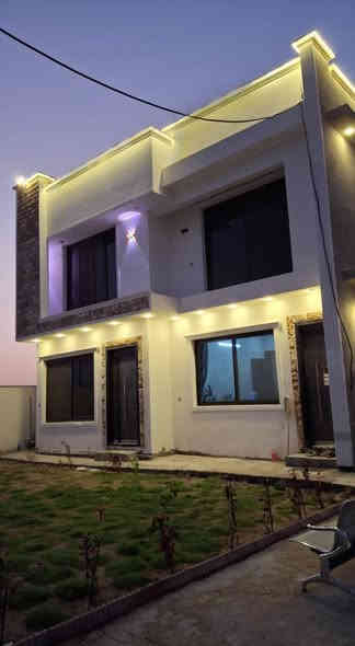 السلام عليكم نصف دونم طابو ملك صرف واجهة ١٧ ونص م ونزال ٦٥م فيه دار بناء سنة ٢٠٢٥ مساحته ١٦٠م يتكون من ٦ غرف الطابق الثاني ٤ نوم + خدمات وحولي والطابق الأول ٢غرف نوم وخدمات + مطبخ + استقبال  + حولي
بناء درجة أولى 
العنوان بغداد عرب جبور مجمع السفير
السعر 400 وبي مجال 
***********
