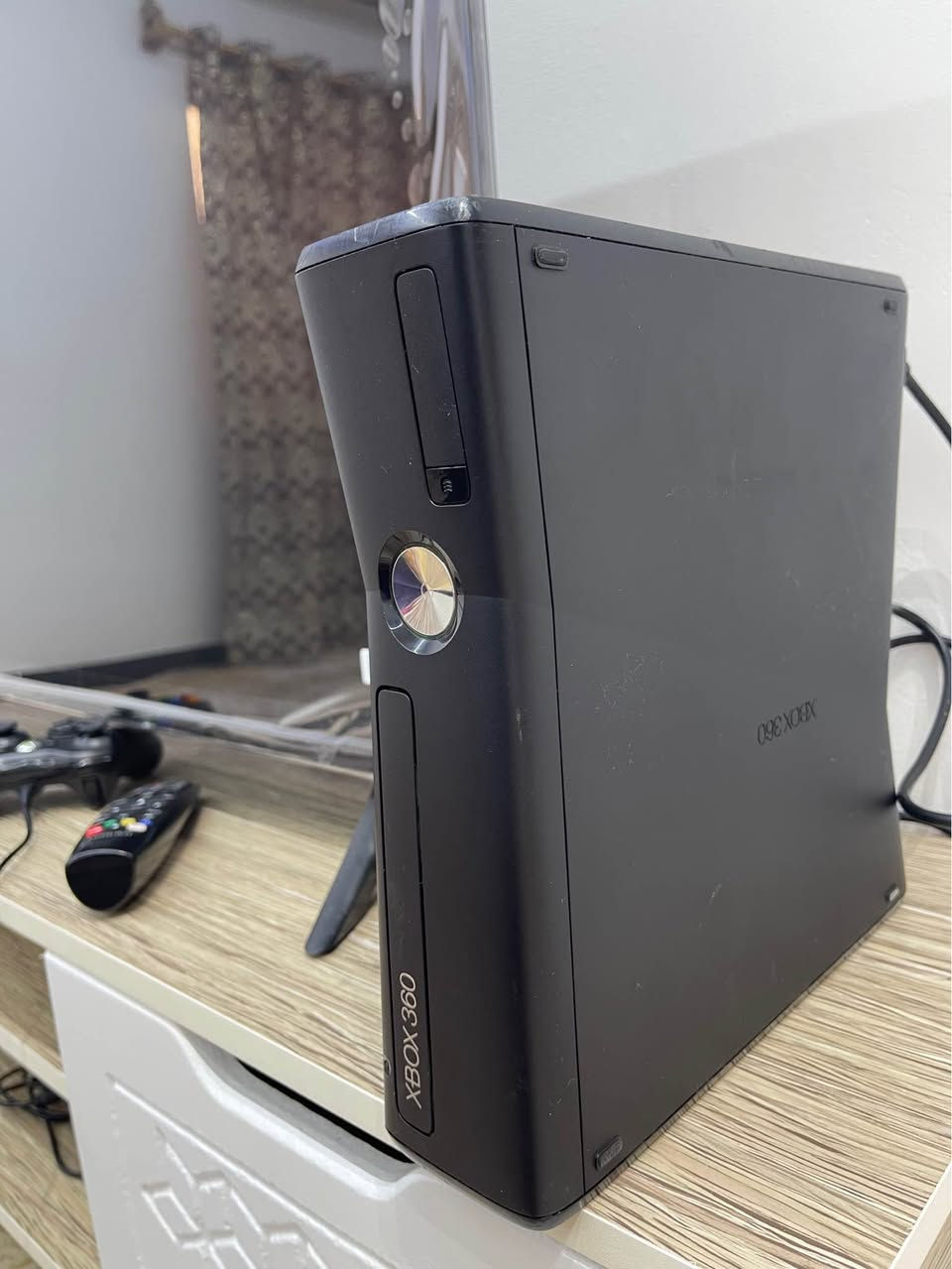 اكس بوكس 360 نظيف 
مامفتوح جهاز
2 جوستك واير
كيبل اج دي
محولة الاصلية
هارد 250 كيكا مع 245 لعبة 
السعر 120 الف
رقم الهاتف *********** البصرة, العراق
