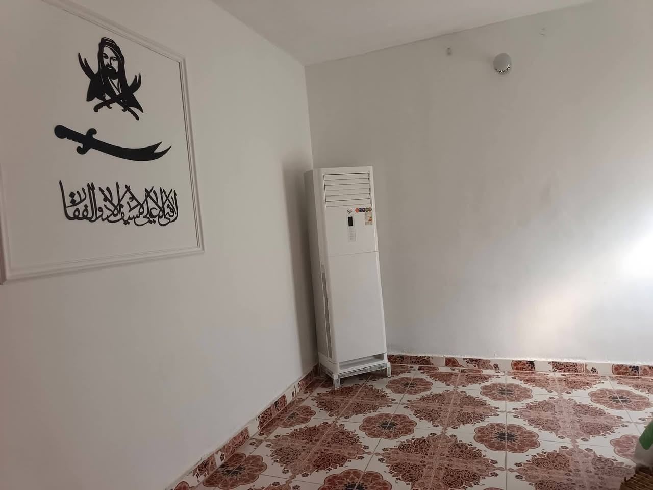 مشتمل ١٠٠ متر مربع طابقين ثلاث غرف نوم استقبال مطبخ سيرميك مجاري كامله البناء بلوك السقف صب مرقم بلديه مشمول بالطابو شارع عميد جادر   السعر ٤٣ وبيه مجال علما البيت فارغ حاليا للاتصال ***********
