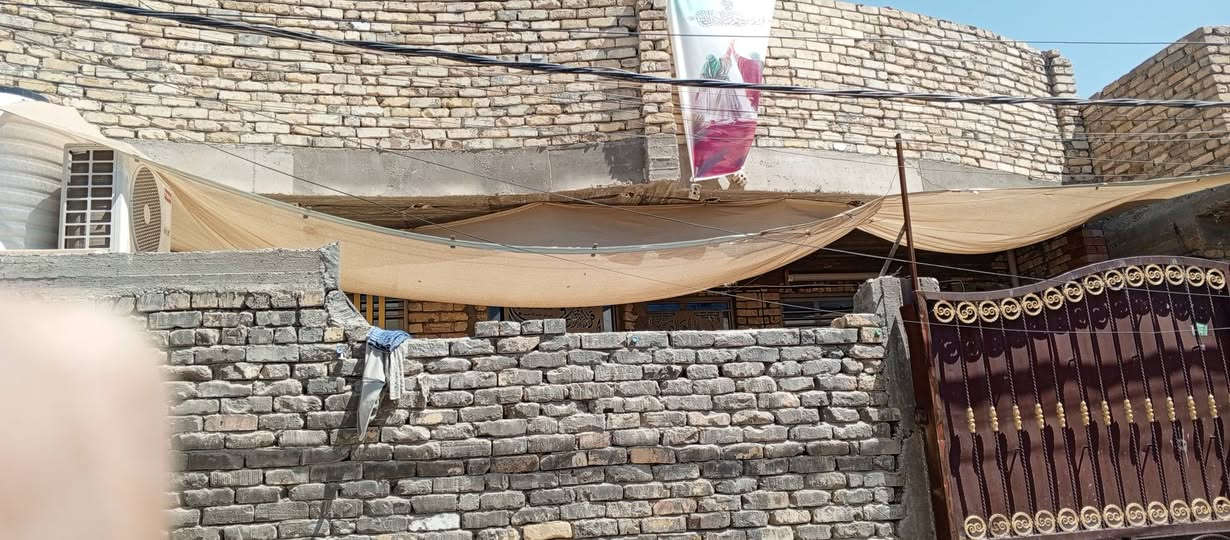 بيت لبيع مساحته 200 متر بكاع علي راضي شارع رقم 8 يحتوي على غرفتين 5*4.5 وصاله 8*4 ومطبخ بارد ومطبخ حار وستقبال 6*5  رقم ابو لبيت /***********
