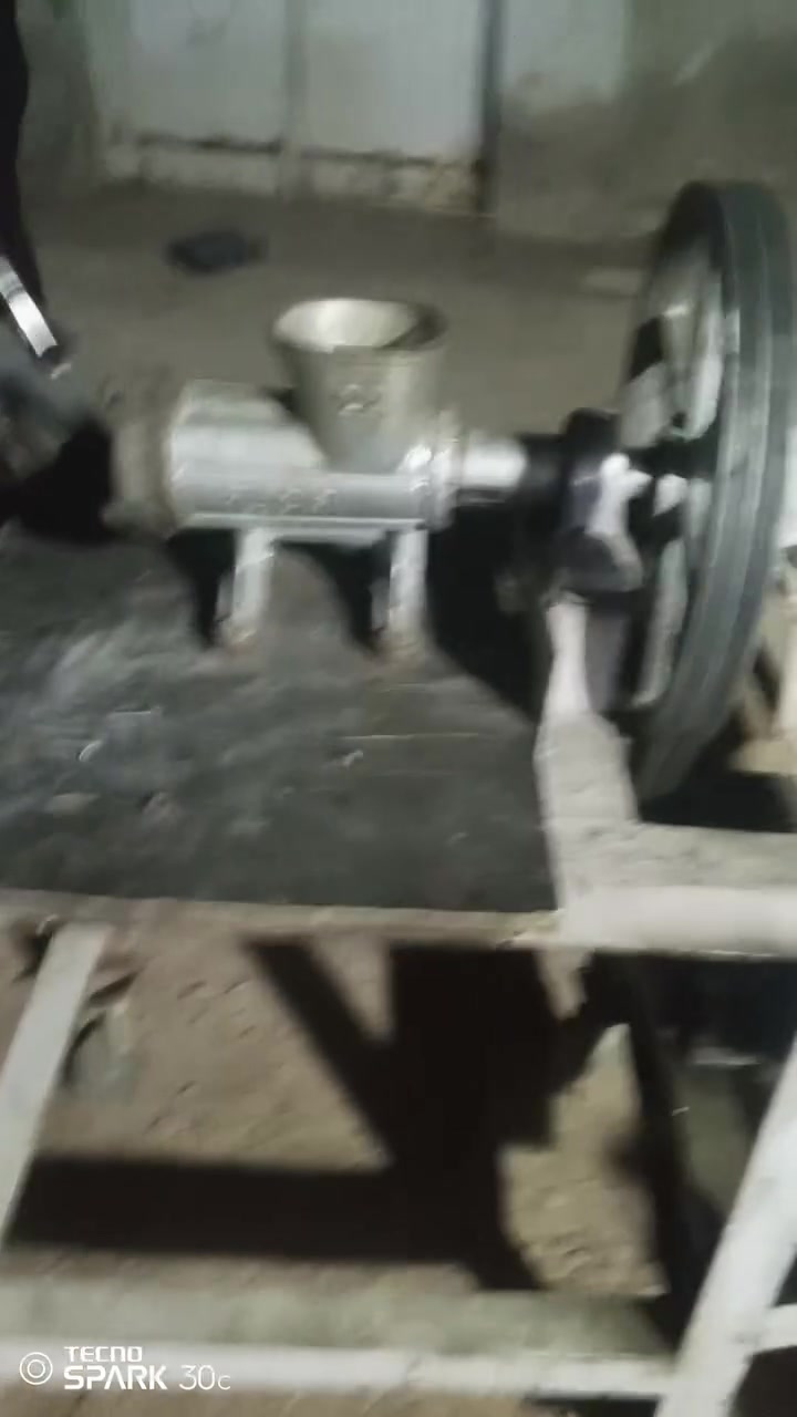 عجانه +مثرامه للبيع شغالات ونضاف 
المثرامه حجم 22 والعجانه شيل نص جيس 
سعر العجانه 250 وسعر المثرامه 150 هاي اسعار نهايئه 
للتواصل موبايل *********** غير متواجد عالفيس
