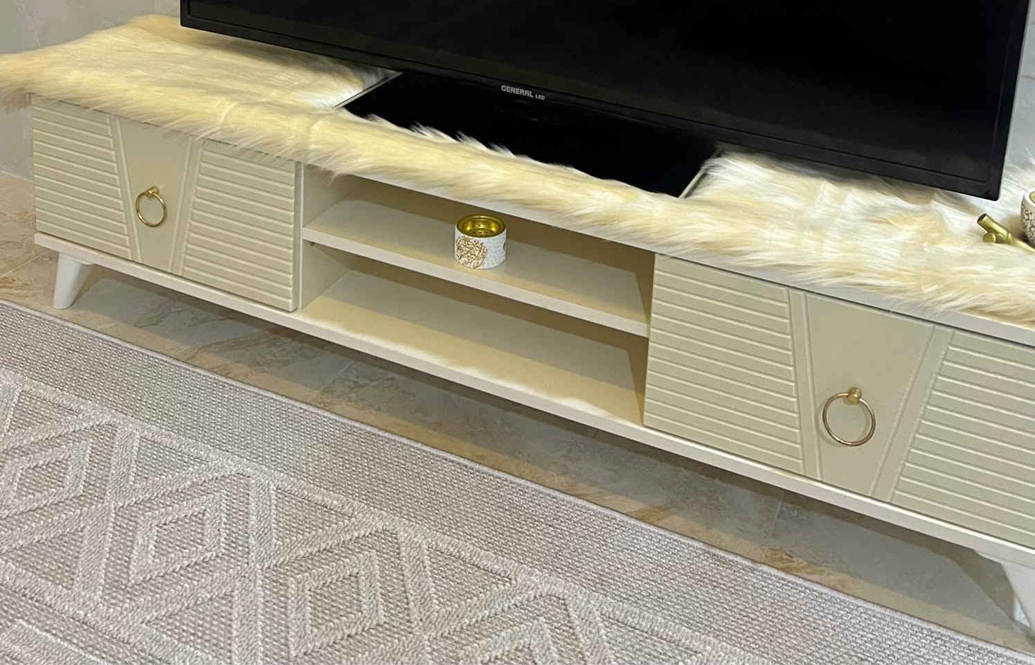 تلفزون دكه ل ميزه كا پاقژ پاقژ بو فروتني تلفزون حجم 42 يه 4K HD يه تلفزون نه سمارته و ميز 140cm جديد جديده زيده پاقژه بوو بازار كرني تلفوني بكه ن لسه ر رقمي *********** دهوك, العراق
