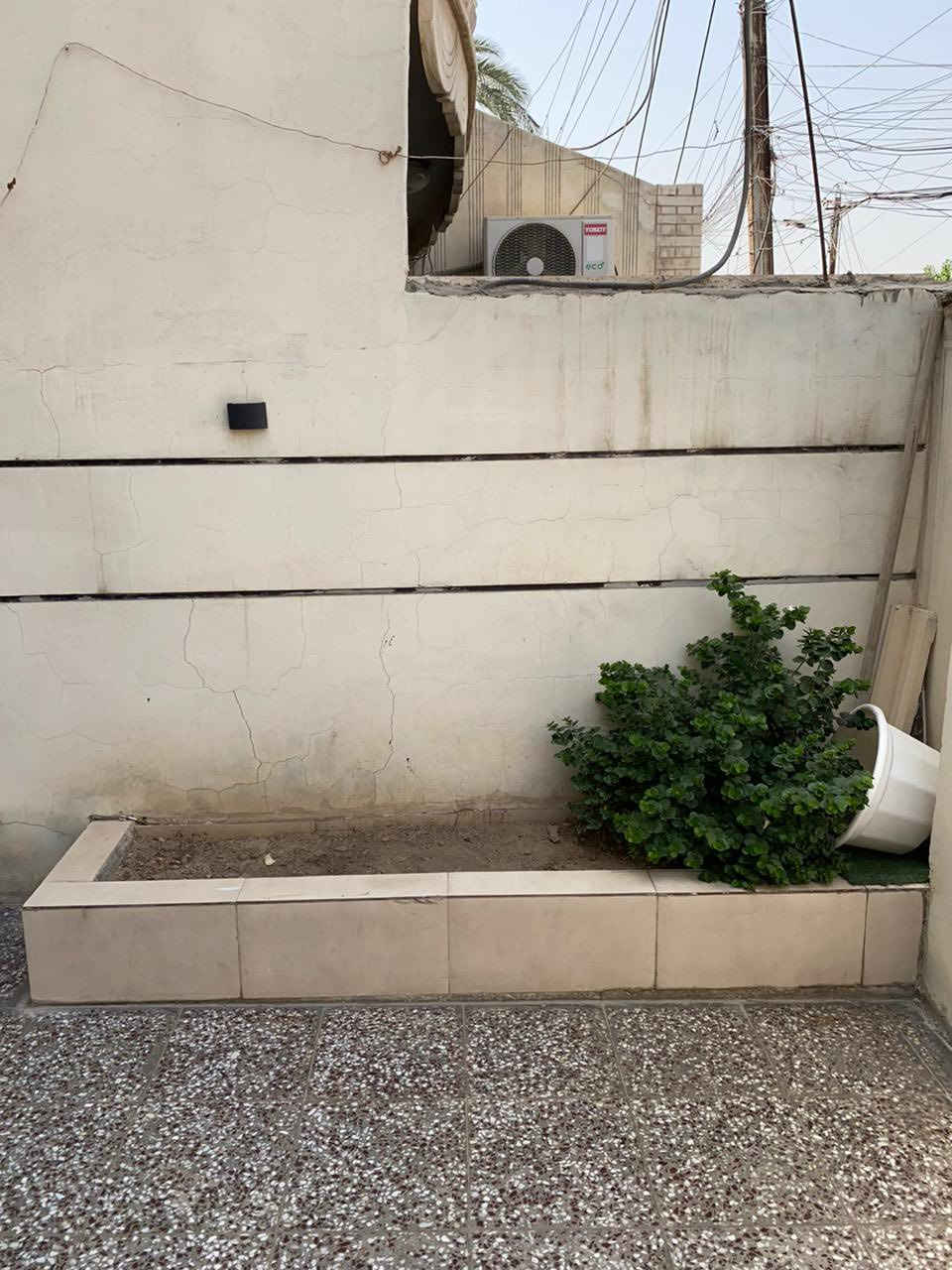 السلام عليكم ، دار للبيع في بغداد البياع حي الرسالة الثالثة طابو ملك صرف مساحة 83 الطابق الارضي يحتوي على هول ومطبخ وخدمات وكراج ومدخل الطابق الثاني غرفتين وبيتونة وسطح .. يوجد في السطح مخزن ، بناء حديث الارضية مرمر تركي والسيراميك اسباني شغل درجة اولى .. السعر : 170 مليون 
للاستفسار : ***********
