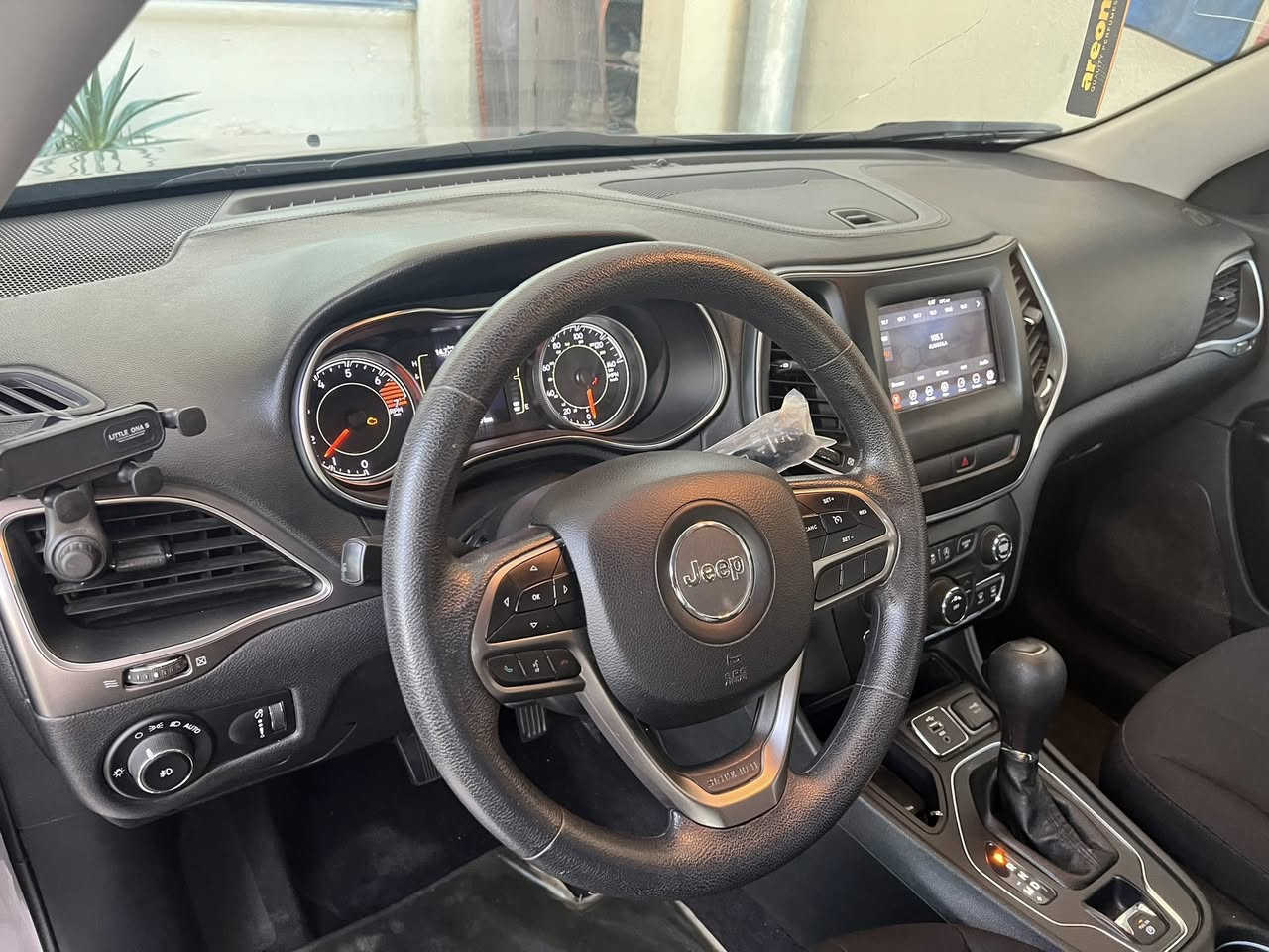 السلام عليكم جيب بزون موديل 2019 محرك 4 سلندر 2400 ماشية 81000 كم حادث فقط بنيد سيارة جاهزة مبيه اي نقص السعر 140 وبيه مجال بسيط مكان السيارة بغداد مجمع بدور بغداد رقم الهاتف ***********
