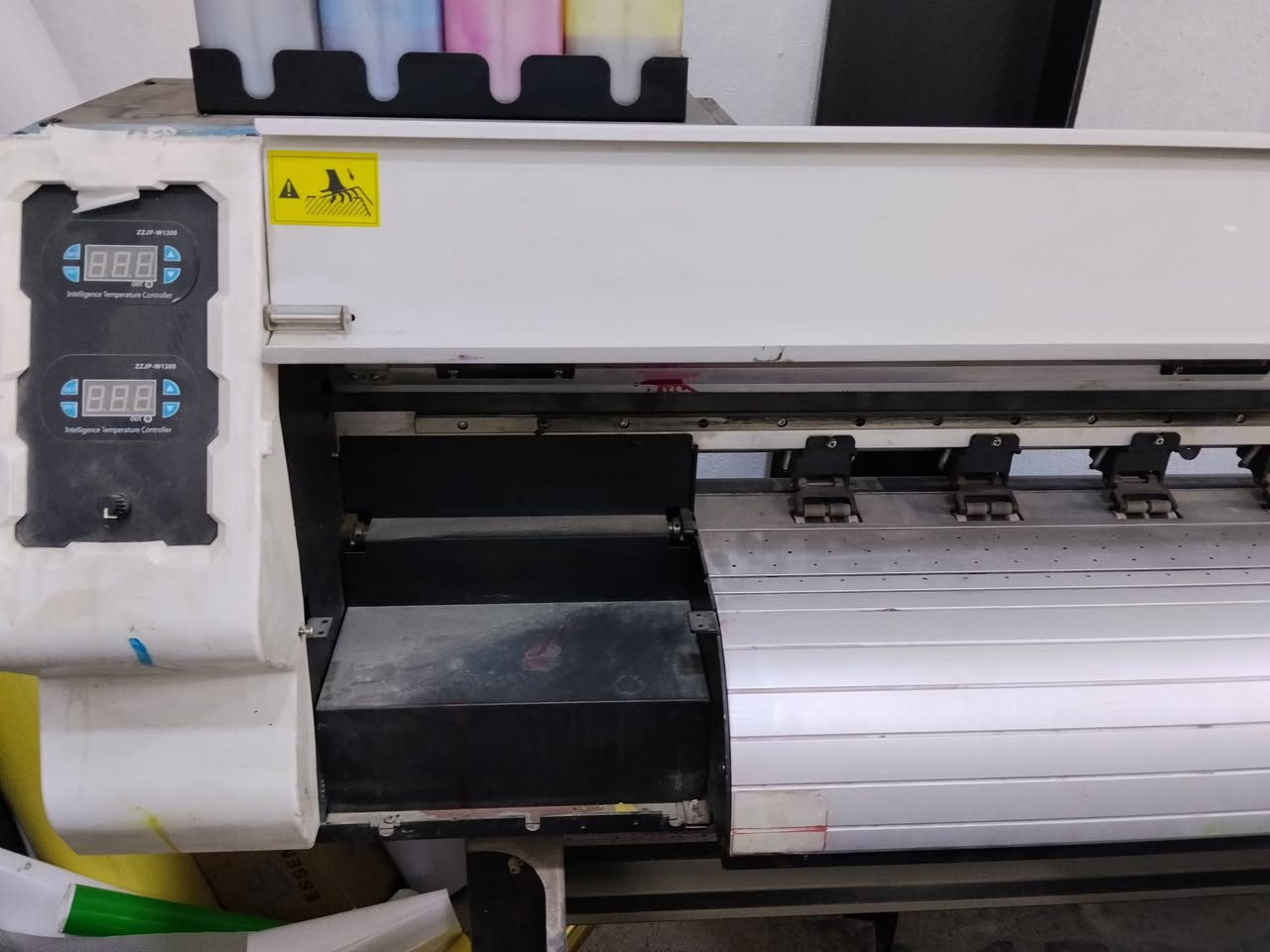 غراض مطبعة للبيع تحتوي على طابعة ليزرية اسود وابيض نوع برذر وايضا جهاز co2 ليزر وجهاز uv  خاص للاختام وايضا شاصي طابعة اودلي xp600 نظيف جدا فقط شد بوردات وهيد تصير شغاله الي يحب يشتري يتواصل على الرقم ***********
