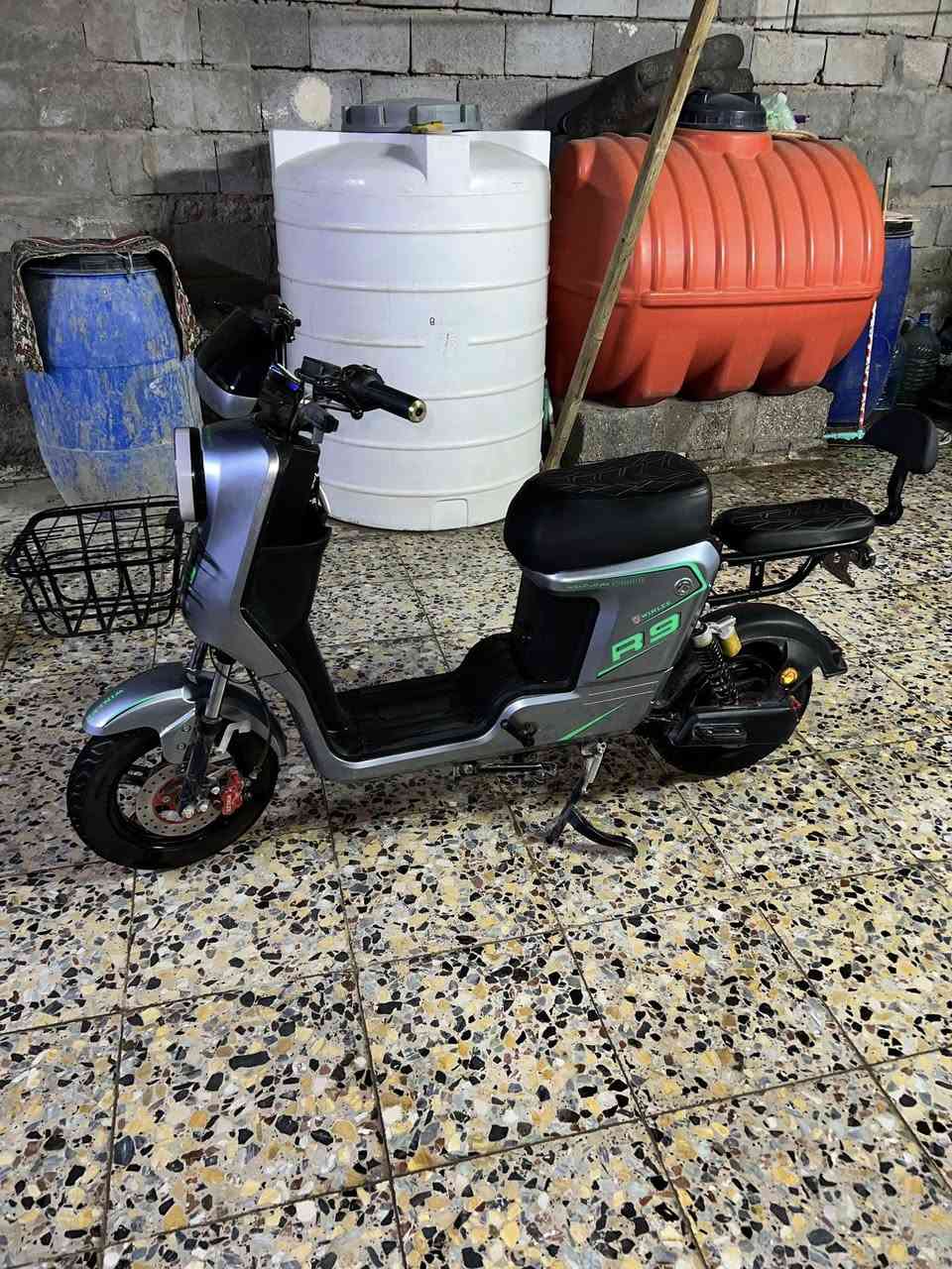 سلام عليكم
R9 للبيع 
السعر 500 وبي مجال مستعجل على بيعتها 
الدراجة نضيفه قبل شهر اخذتها برغي نقص ما بيها بعدها بلاد كلشي ما ناقصها 
كلشي شغال بيها بصمة ، سويج، اشاير .... 
مابيها نقص كلش 
الدراجه ما ماشية هواي وكلش حلوه 
4 نمر واقصى سرعة 109 حقيقي 70
بطارياتها زينه وحلوه والدراجة جديدة بعدهي حتى ما ماشية هواي كلش نظيفة وخدش ما مخدوشة 
الدراجة ما شاءالله عليها تخبل ومابيها اي شي ناقص كاملة مكمله على اخر حبه بطارياتها 32 مو 16 ملفها 1200
مكاني ابو الخصيب بهادرية 
وبالعافية على الي ياخذها 
*********** اتصال 
واتساب
