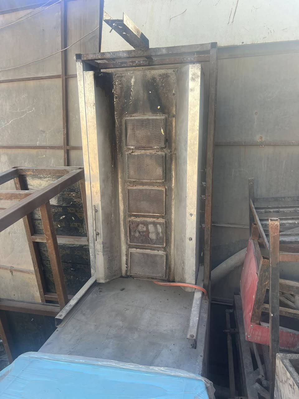 السلام عليكم شويه كص عدد٣ اوقلايه كنتاكي عدد٢ للبيع المكان بغداد قرب كراج النهضه الاتصال ***********
