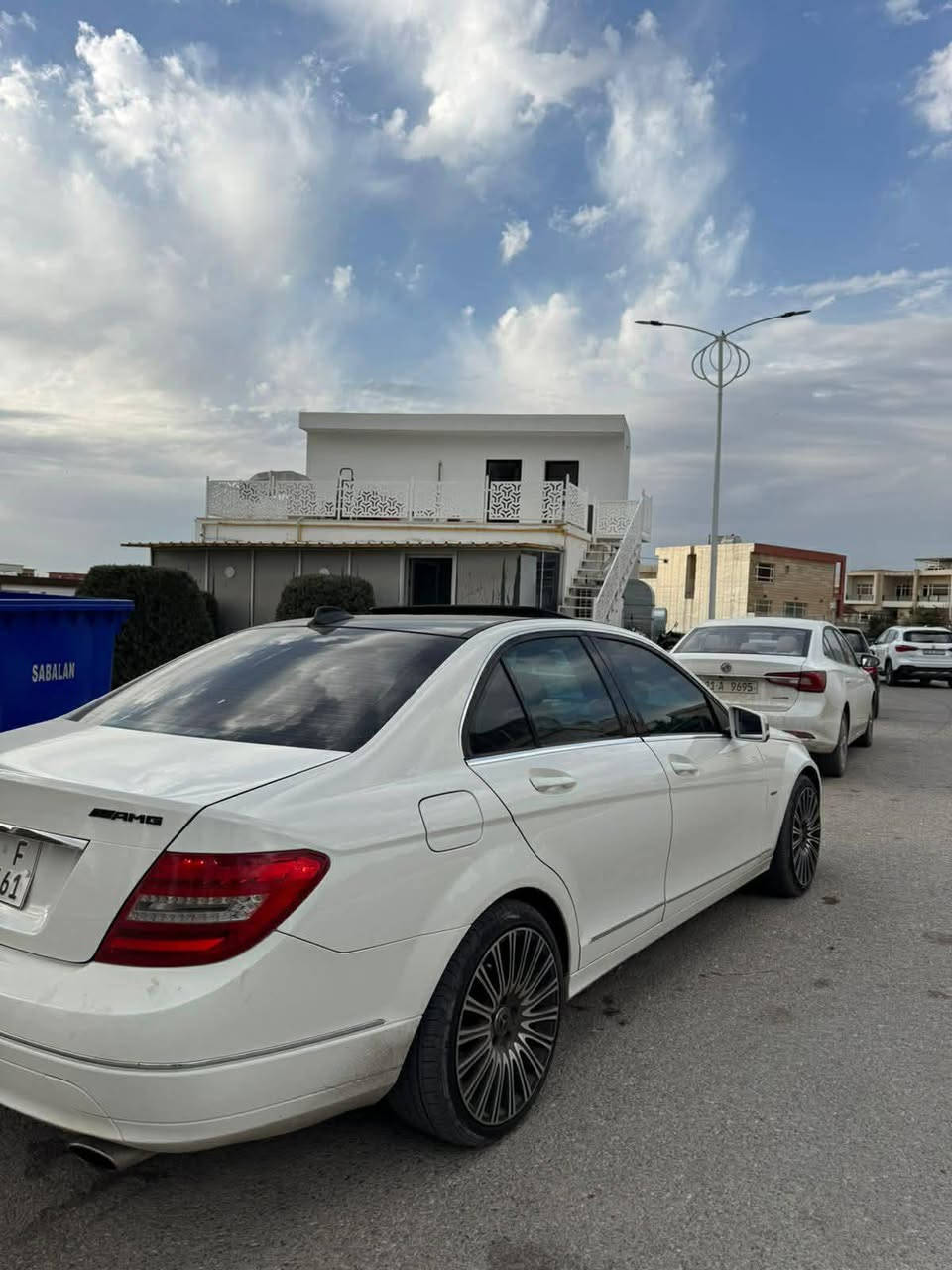 مرسيدس c 300 AMG موديل 2012
يجي فوول مواصفات بيها أربع قطع صبغ رش فقط بشرط مابي أي حادث و جمالها مبين بال صورة سعرها 120 ورقة و بيها مجال  بشرط التحويل ابيع كير و محرك بشرط مو مفتوح و مابي أي عيوب مكان سليمانية رقم صاحب السيارة ***********
