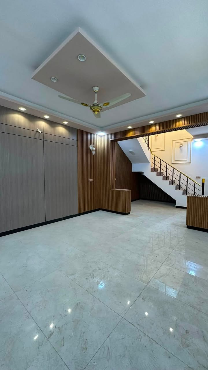 #حي_النصر 📍
دار 100 متر طابق ونص بناء حديث

غرف نوم عدد 2 - صالة - مطبخ - استقبال - صحيات 2 - منور

الدار بناء حديث 

السعر : 175 مليون 

للأستفسار 

سجاد مؤيد 

***********
***********

عنوان المكتب : خدمي سيف سعد - مقابل جامع محمد الجواد - على الشارع العام مباشرةً 📍
