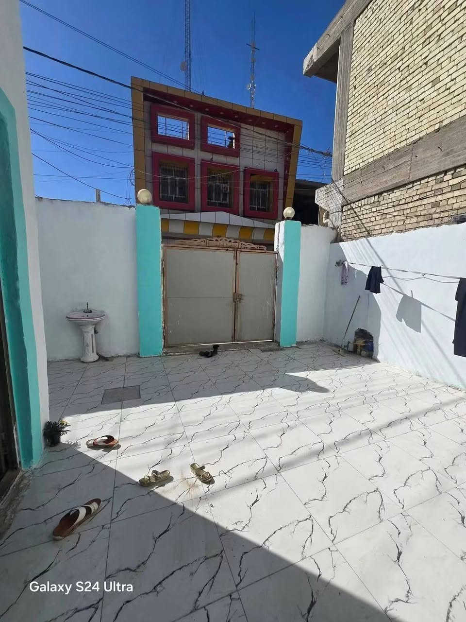 بيت لبيع بشارع المطارالجديدبشارع السبيس على الشارع البيت المساحه ١٤٠متر مربع يحتوي على غرفه وصاله ومطبخ وستقبال وطارمه ومكشوفه وصحيات السعر ٧٢ للستفسار ***********مكتب بركات ام البنين قرب اسواق فدك مقابيل شارع السبيس البيت يصلح عياده او مجمع موقع راقي
