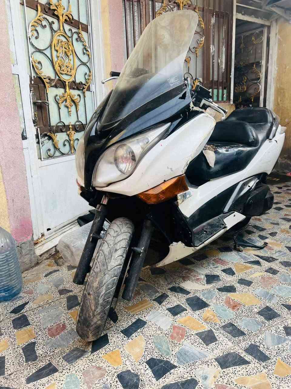 سلام عليكم سلفر ٤٠٠ مكينه مكفوله بس بجم تعبان تراجه كلشي شغال ما بيه اي نقص مليون ٧٠٠ بيه مجال طيبين مكان درالجه يم جامع فردوس *********** تصلي اني خادم
