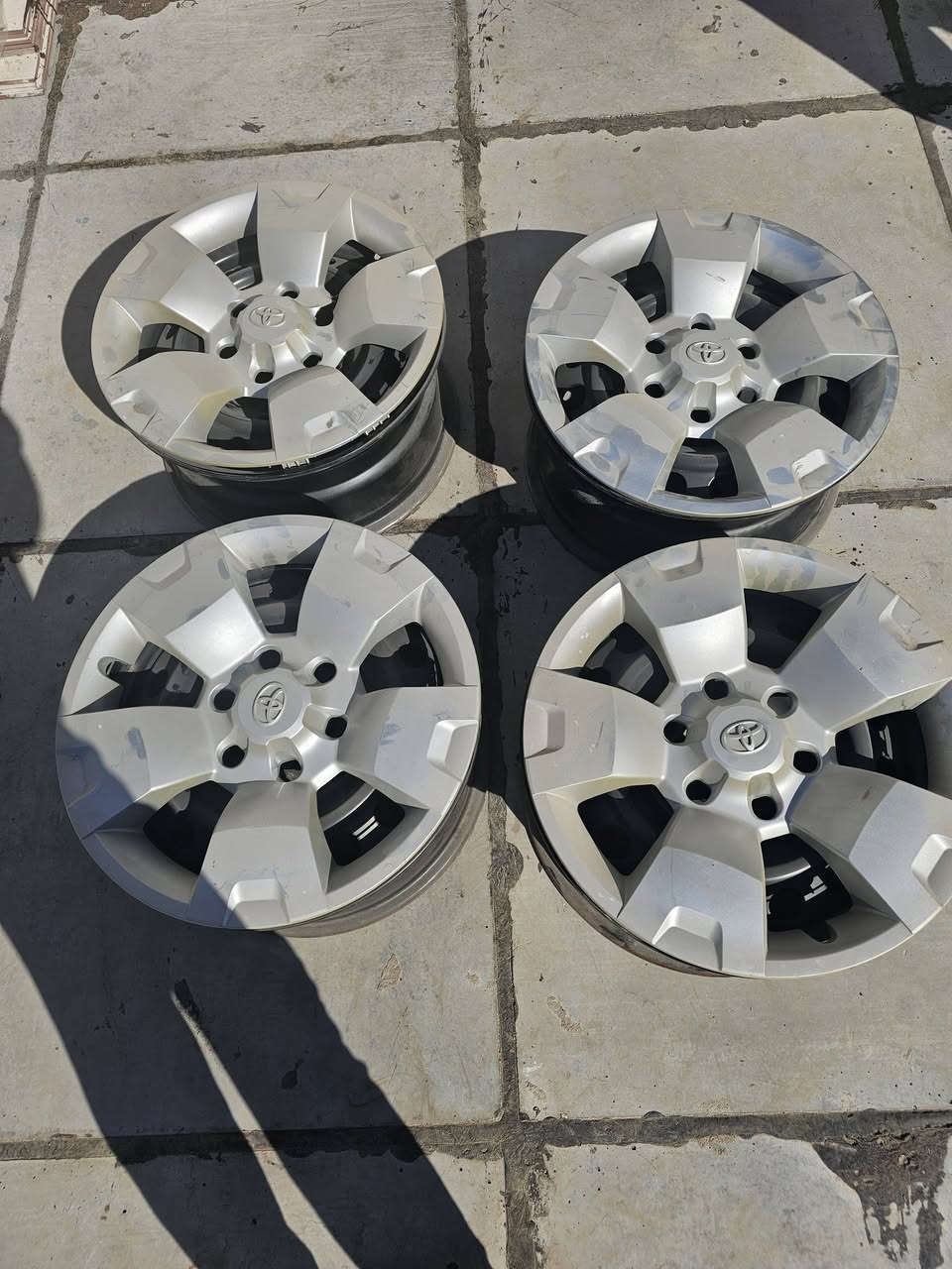 توجد 4 ويلات +  كبات4 نوع السيارةتويوتا فورويل الحجم  17
السعر 250$
رقم الهاتف ***********
