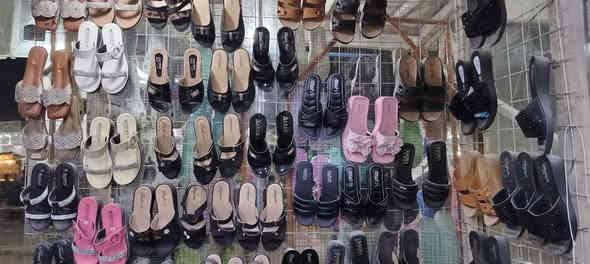 محل احذيه للبيع نجف حي الرحمه شارع عشرين كامل مكمل من كل النواحي وبضاعه جديده نسائي ورجالي وزبائن ماشاء الله يعني بي معاميل سبب البيع عدم التفرغ هاتف *********** النجف
