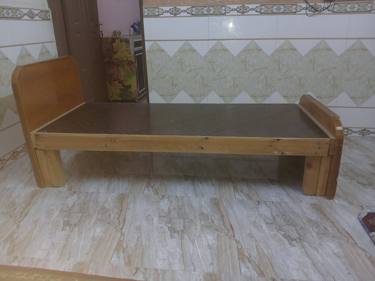 للبيع: سرير خشب صاج أصلي 🛏️
​لأصحاب الذوق الرفيع والباحثين عن المتانة، متوفر سرير خشب نجارة درجة أولى مو شغل جاهز.
​نوع الخشب: صاج أصلي (متانة وعمر طويل).
​التصميم: كلاسيكي مع نقشة مميزة على الرأسية، خشب ثقيل ومضبوط.
​الحالة: نظيف جداً وجاهز للاستخدام.
​السعر: 60 ألف دينار وبيه مجال للشراي 
​الموقع: كربلاء المقدسة.
للاستفسار أو الشراء، يرجى مراسلة الخاص أو الاتصال على الرقم: [***********]

