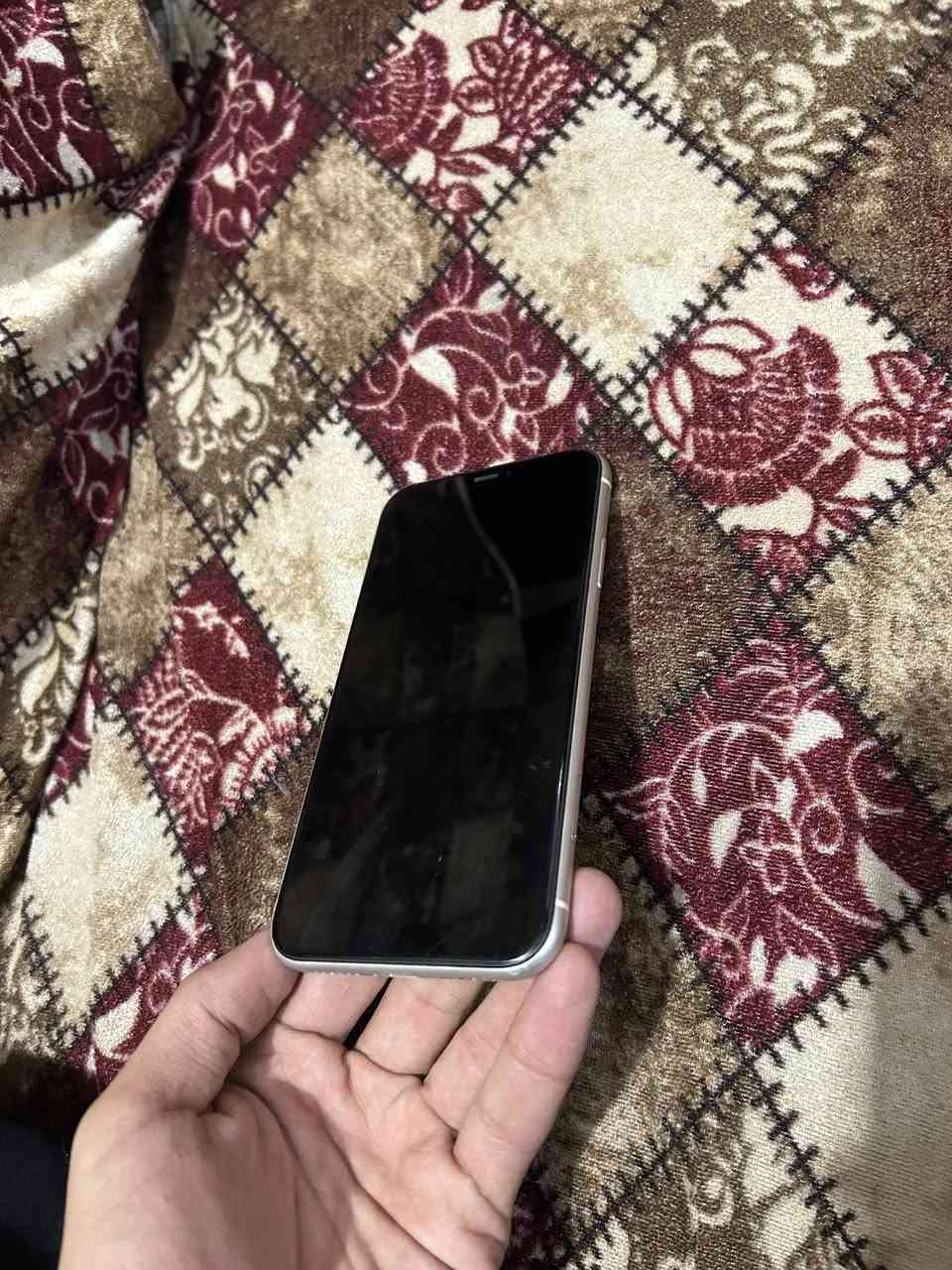 ايفون 11 عادي  128g  ممفتوح بطارية 71 والضهر مكسور  سعر 220 وبي مجال***********
