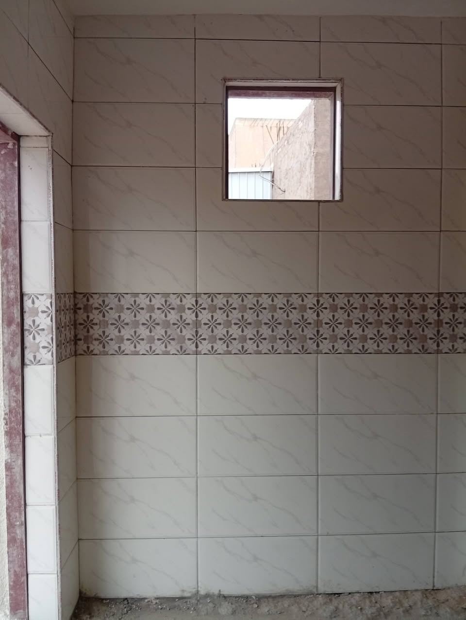 سلام عليكم خلفه سيراميك مصري شغل درجه اولى تسليم مهندس مقيم في بغداد الجديده رقم واتس ***********
