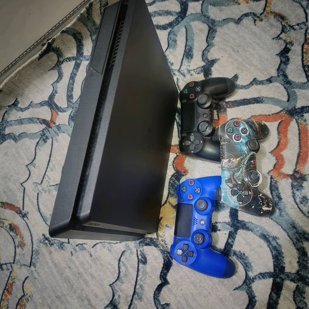 سلام عليكم جهاز نضيف 99 بالميه تجي تفحص وتأخذ وياه جوستك 3 واقرص 3 فيفا 18 وبيس 18 واله الحرب عنواني بغداد رقمي ***********
شنو سبب البيع؟: 
الحاله ماديه صفر صارت