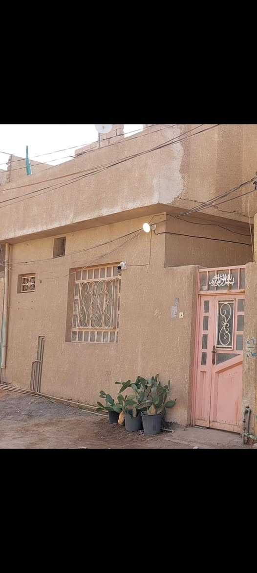 فرصه شراء يصلح حسينيه للزوار وذلك لقربه من  الإمام   السلام عليكم بيت ١١٠ متر طابو زراعي سند ٢٥ يتكون من طابق  واحد  قرب     مجسر العباس  حي الأمين مقابل القضاة للاستفسار ***********
