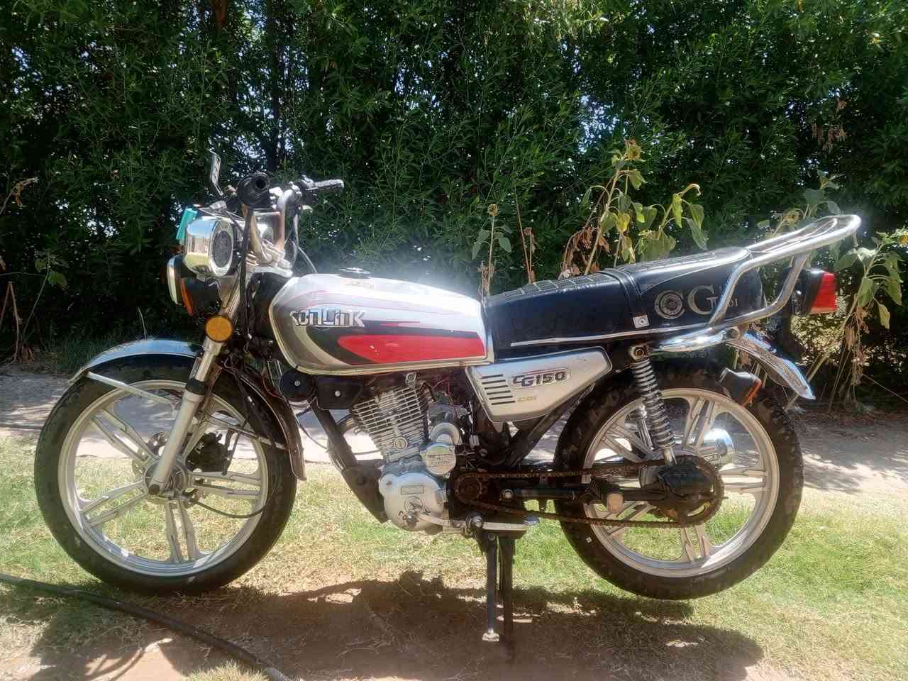 اسلام عليكم دراجه سافان 22 اصولي 
دراجه بيه نواقص.. 🏍️.

نواقص الدراجه  👇🏼

1 دشبول 
2 دبلات امامي
3 كعكه مال صالنصه 
4 سكان مومهم بس اذا تريد بدله للجماليه 
5 كتف مال اشاير 
6 زوج صفاحيات.                         

الدراجه جانت تشتغل بس الشوته وصخه 

                                          السعر 450 وبيه مجال.
رقمي طبلي واتساب موجود.
***********
