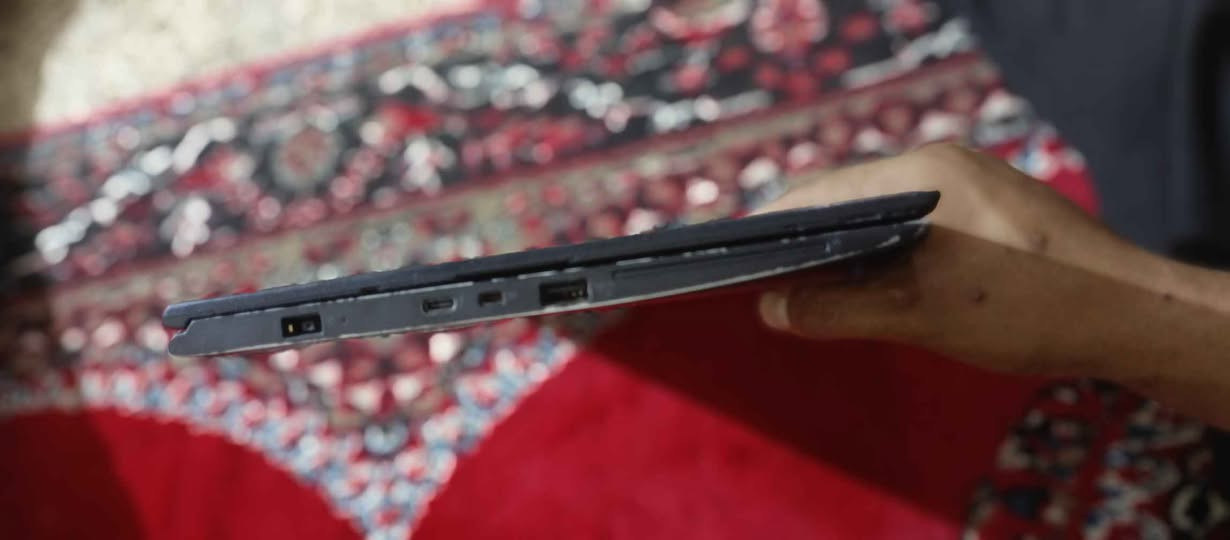 💻
 لابتوب lenovo  x380 yoga 
 تاتش قلاب 360
🔹 شاشة لمس حجمها 13.5 إنش –
🔹 نظام تشغيل: Windows 11 Pro مفعّل رسميًا.  
🔹 معالج: Intel Core i7-8550U 
🔹 رام: 8GB بسرعة 2400MHz.  
🔹 تخزين: ssd  256 GB. 
🔹 كارت شاشة داخلي مدمج.  
🔹 يدعم القلم واللمس المتعدد.  
🔹يدعم البصمه الاصبع +الوجه. 

ملاحظات مهمة:  
- التاتش باد الداخلي (الماوس) عاطل، لكن الجهاز يعمل بكفاءة مع الماوس الخارجي المرفق.  
- القلم موجود، لكن رأسه مكسور.  زر واحد من الكيب.ورد مفقود. 

📦 الملحقات : حقيبة أصلية + ماوس خارجي + شاحن أصلي.  

💰 السعر: 325,000 دينار عراقي (قابل للتفاوض).  

مناسب للاستخدام اليومي أو المهني، خصوصًا للطلاب والمصممين. 
للاستفسار:  *********** الفلوجة, الأنبار
