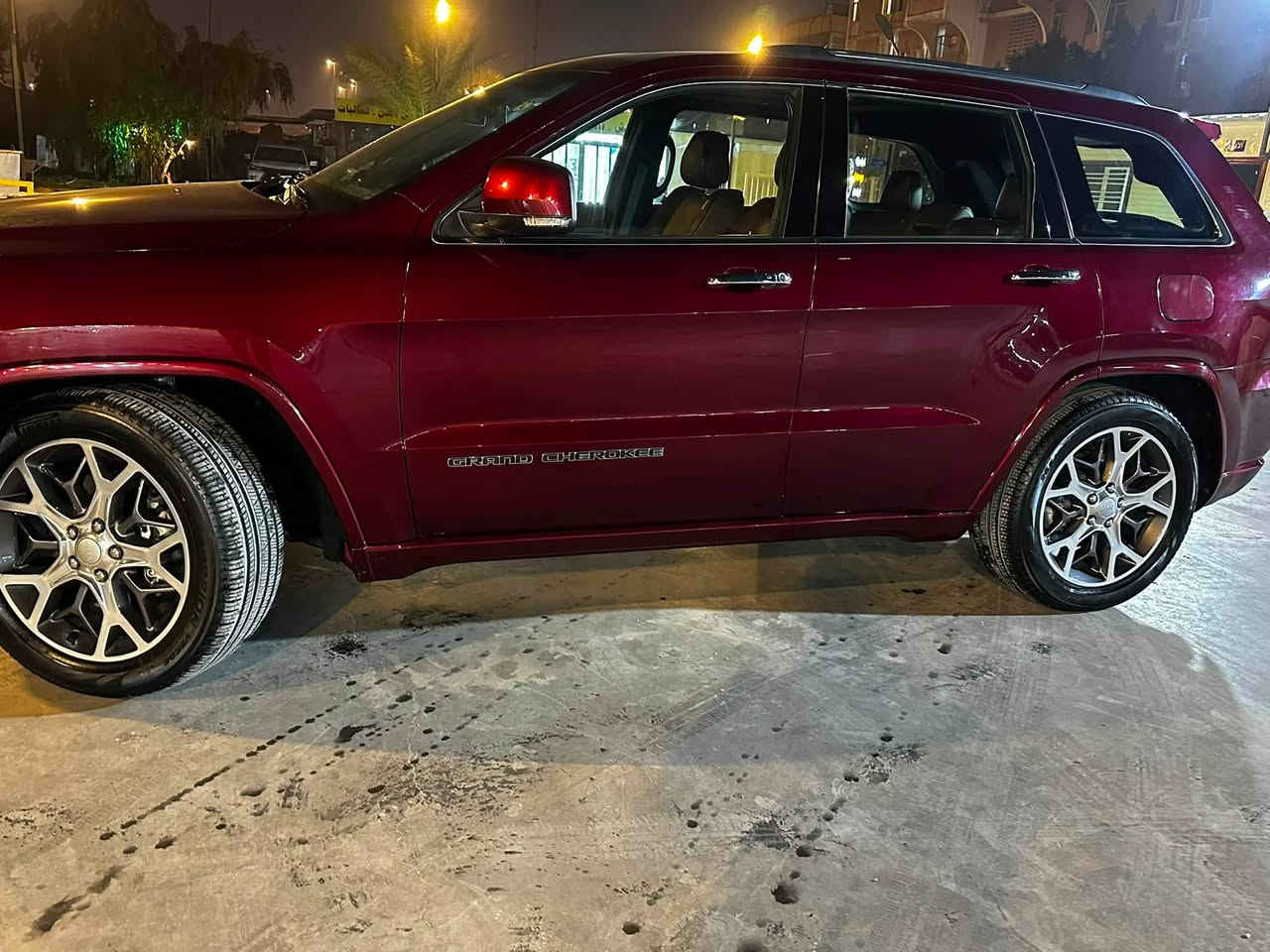 جيب جراند شيروكي أوفرلاند (Jeep Grand Cherokee Overland) موديل 2020
الوارد: خليجي (وكالة ليث العبيدي)
 الممشى: 31 ألف كيلومتر فقط (19 آلف ميل) - بحالة الوكالة
 الرقم: أربيل (الرقم الجديد) + الهزة والفحص جديدة
⚙️ المحرك والأداء (Performance)
 محرك 6 سلندر سعة \bm{3.6\text{L}} بقوة 300 حصان
 نظام دفع رباعي (4WD)
 نظام تعليق هوائي ذكي (جكات)
 نظام النزول من المنحدرات + مانع الانزلاق (Traction Control)
 شفتات شاشة خلف المقود (ستيرن)
 5 وضعيات قيادة للتضاريس: (AUTO - ROCK - MUD - SAND - SNOW)
 3 أنظمة قيادة عامة: (ECO - SPORT - NORMAL)
 نظام التشغيل والإطفاء التلقائي للمحرك عند التوقف المؤقت (Auto Start-Stop)
🛋️ المقصورة والراحة (Interior & Comfort)
 داخلية جلد مميزة بلون (مشمشي)
 كراسي أمامية وخلفية كهربائية مع ميموري (خزن وضعيات) لكراسي السائق (عدد 2)
 نظام التبريد والتدفئة: تدفئة وتبريد للكراسي الأمامية + تدفئة للكراسي الخلفية + تدفئة مقود
 تبريد مركزي منفصل لعزل مناخ السائق عن الراكب
 مقود (ستيرن) كهربائي مطعم بالصاج مع تحكم كامل جهتين (أمام وخلف)
 شاشة كبيرة تدعم نظام الملاحة (GPS)، وخدمات Apple CarPlay و Android Auto مع بلوتوث
 بانوراما كاملة مع فتحة سقف
🔒 الأنظمة الذكية والأمان (Safety & Tech)
 تشغيل عن بعد + دخول ذكي (بصمة)
 رادارات جانبية وخلفية
 حساسات أمامية وخلفية مع نظام التوقف الذاتي الخلفي عند الطوارئ
 نظام مراقبة قياس ضغط الإطارات
 مرايا جانبية كهربائية (شفط) مزودة بإشارات ضوئية
 صندوق خلفي (جنطة) يفتح ويغلق كهربائياً
💡 الإضاءة والتجهيزات الخارجية
 إضاءة أمامية زنون بلادي (أصلية) مع لد (LED) نهاري ونظام إضاءة تلقائي (Auto Light)
 بكلايتات خلفية (LED) مع كشافات ضباب أمامية وخلفية (بروجكترات زنون)
 بخاخات ماء مخصصة لتنظيف اللايتات الأمامية
 نوافذ أمامية أوتوماتيكية بالكامل
 ويل حجم 20 إنش
 ملحقات الوكالة: جنطة عدة كاملة + إسعافات أولية ومنافذ طاقة متعددة
للاستفسار الاتصال على: 
***********
***********
واتساب واتصال
