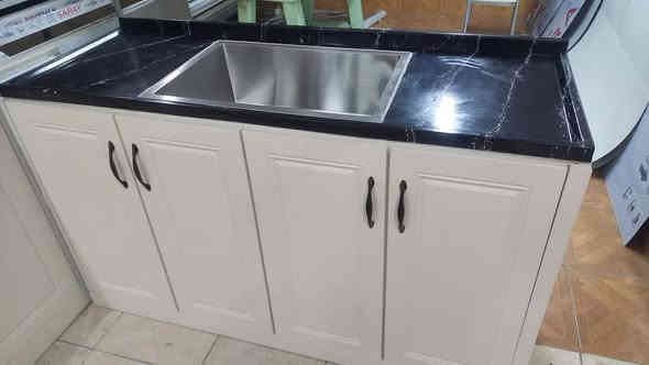 كاونتر المنيوم ابواب خشب. السعر مليون 400الف ( hdf) 3امتار الكاونتر و 3امتار الملحق وسنك متر ونص كامل مرمر وتوصيل لحد البغداد مجاني  راسلني عالاواتساب ***********جديد العنوان اربيل
