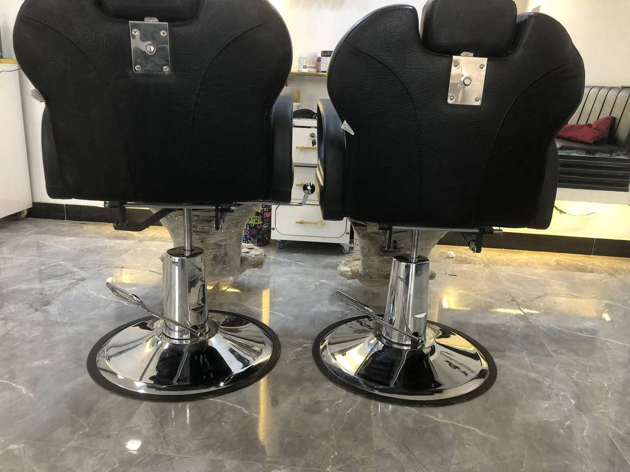 سلام عليكم
زوج كراسي نظافه 100‎%‎ مكان الصالون سديناويه نهايه السايدين 
السعر 450 وبيها مجال الرقم التواصل ***********
