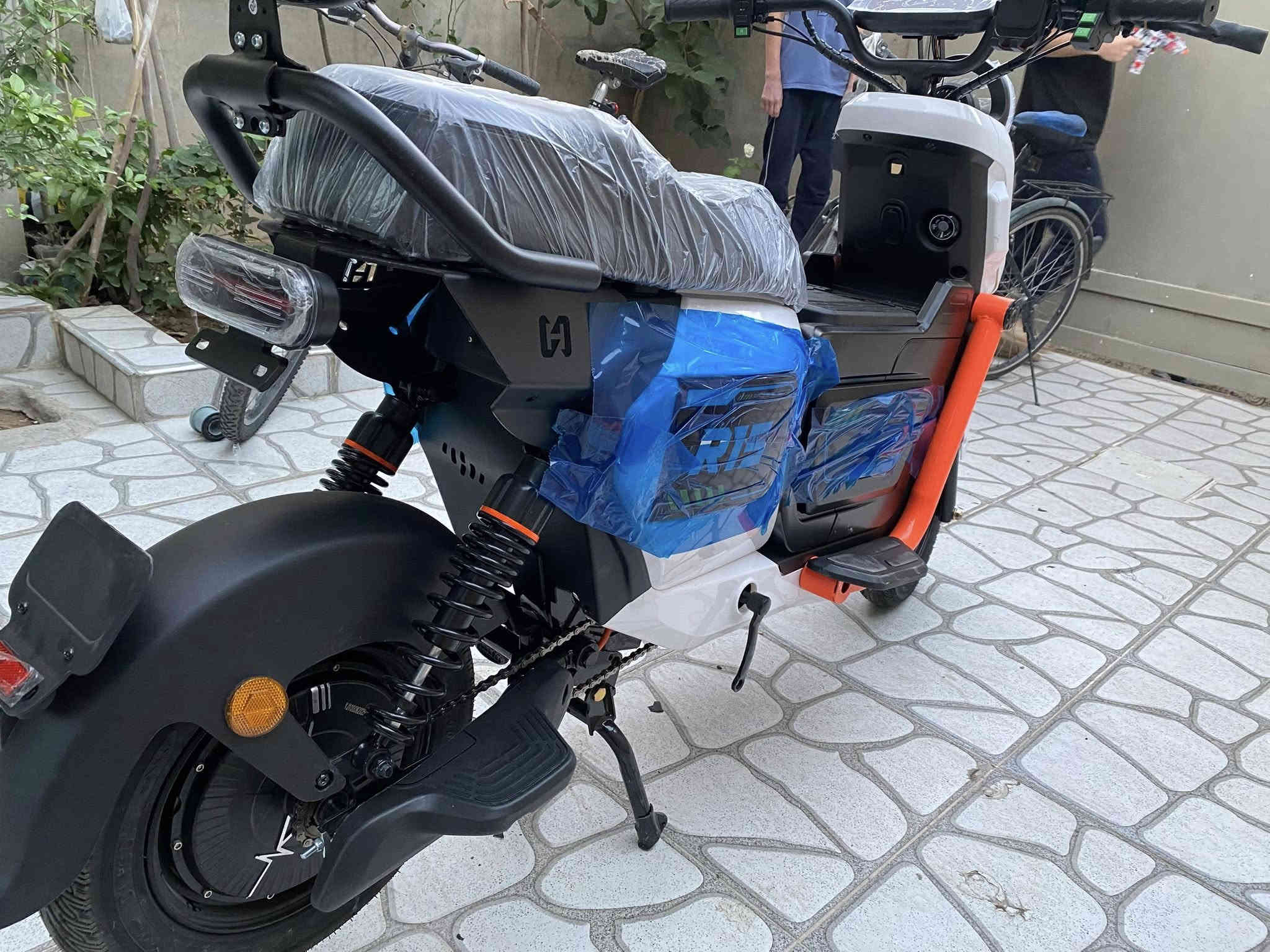 سلام عليكم شباب بايسكل شحن معروف R15 جديد بعدة عليه سليفون شركة دراجة يجي دبل بطارية 5 ودبل سويج بصمة رادار اشارات لايت زينون LED بريك دسكات قاعدة تلفون ستاند + مكان شحن ل تلفون دراجة بعده على وكالة باقي تفاصيل شكل موجود ب صورة مكاني كركوك  لاتصال على رقم *********** سعر 600
