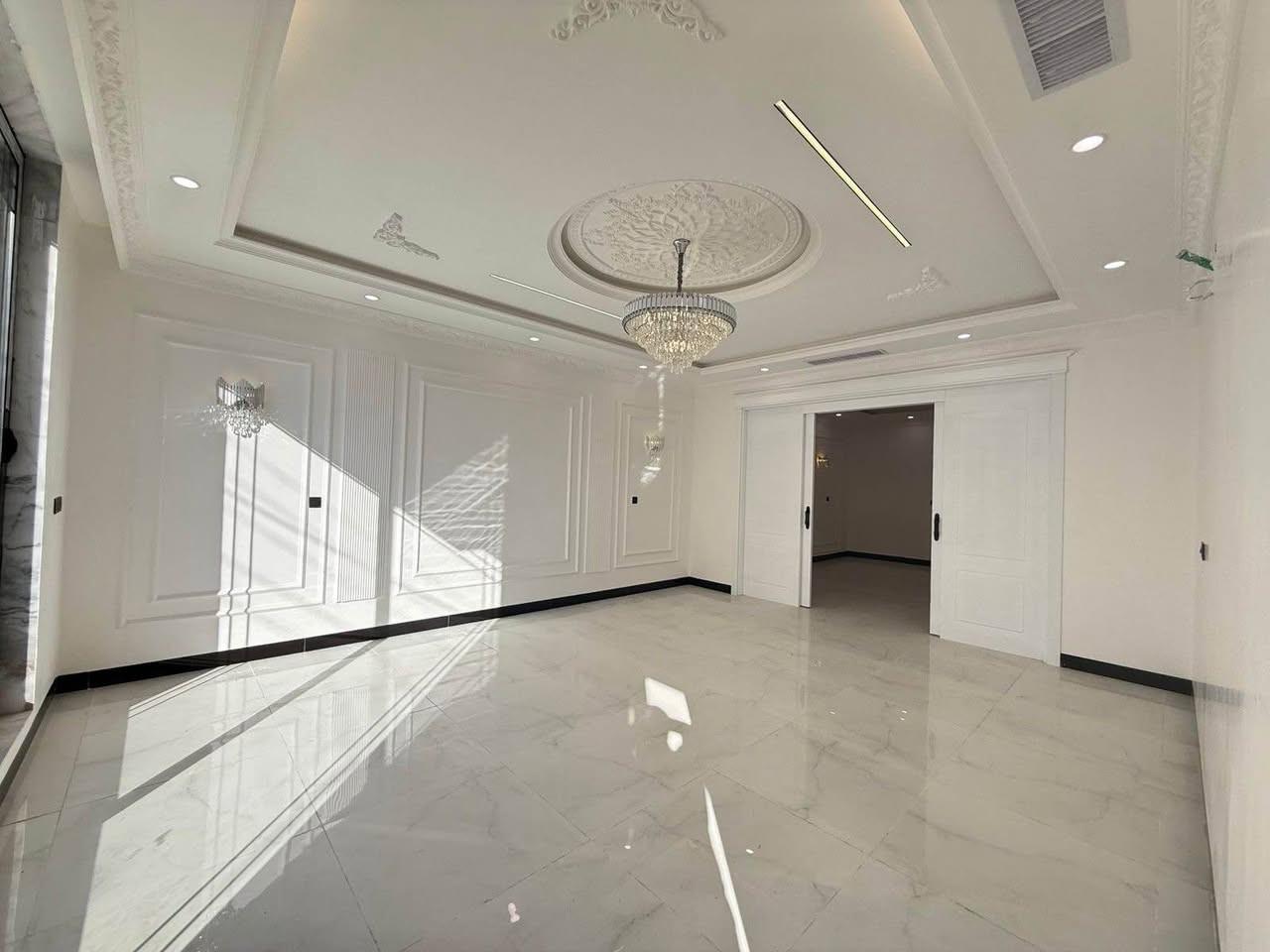 سلام عليكوم عرض اليوم انسب عرض موجود حالياً في اربيل منطيقة سيدوبارك البيت طابو 
مساحتة بيت 250م
خمس غرف نوم
حمامات ماسترسويت 
واجيهتة بيت كبس مرمر 
دواخل بيت كلها صقوفات مغربي بيت فول مواصفات
للمزيد من المعلومات اتصل بينا

📞☎️ 0750 386 1964 whastup أربيل, العراق
