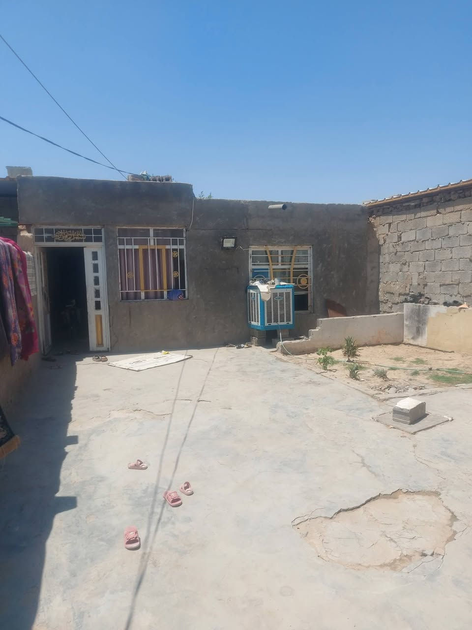 اسلام عليكم  بيت تجاوز للبيع في حي العامل
البيت 180  متر
1 غرفيتين اكبار 
2 صاله كبيره / ومطبخ /
3 صحيات خارجيه  
البيت كله اعكاده
وكل الخدمات يمه  ماقابيل مستوصف الامير
السعر خاص 
للاستفسار الاتصال على الرقم
***********
