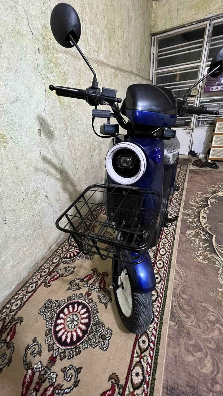 دراجه R9للبيع بطاريات 16 امبير شركه وينلي ام الفسفوره الاصلي صارلي شهر من طلعته من المعرض بعده جديد والله العضيم اخذته 650 الف ويل امامي لون ابيض مديل 2026 السعر 570 وبي مجال شي بسيط للتواصل علئ ***********
