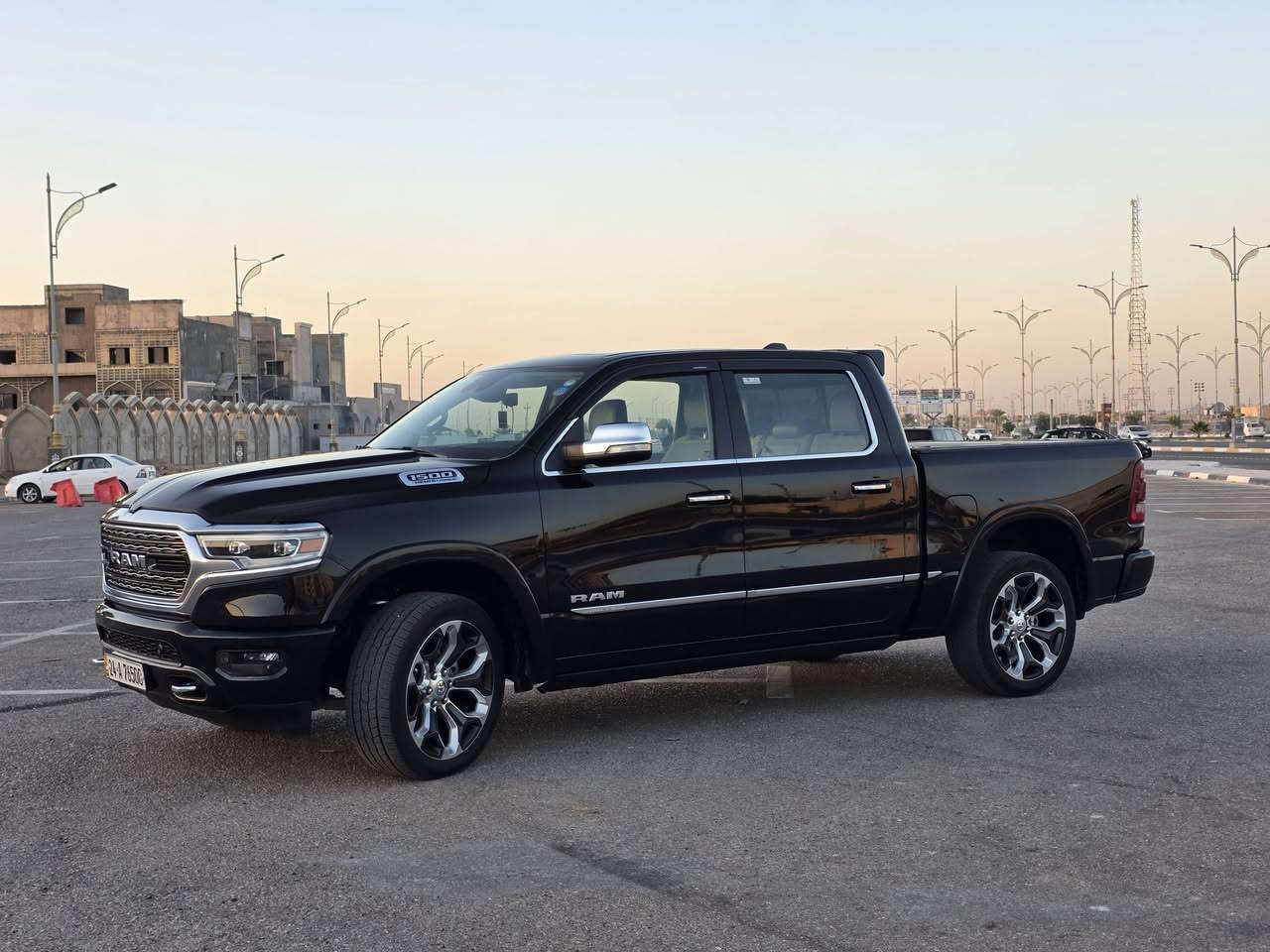 دوج رام 2022 limited كندي كليت تايتل كفالة عامه
رقم دهوك بأسمي تحويل ثاني يوم
 
فول مواصفات
مكينة 8 اسلندر 5700
باب طويل بدي قصير
جكات
داخل ابيض
كشنات تدفئه تبريد
كشنات كهربائي 
بانوراما
دوسات كهربائي
وبعد بيها هواي مواصفات

السعر 43,500$
يعني اربعة شدات و 35 ورقة وبيها مجال 
مكاني كربلاء 
رقم الهاتف ***********
