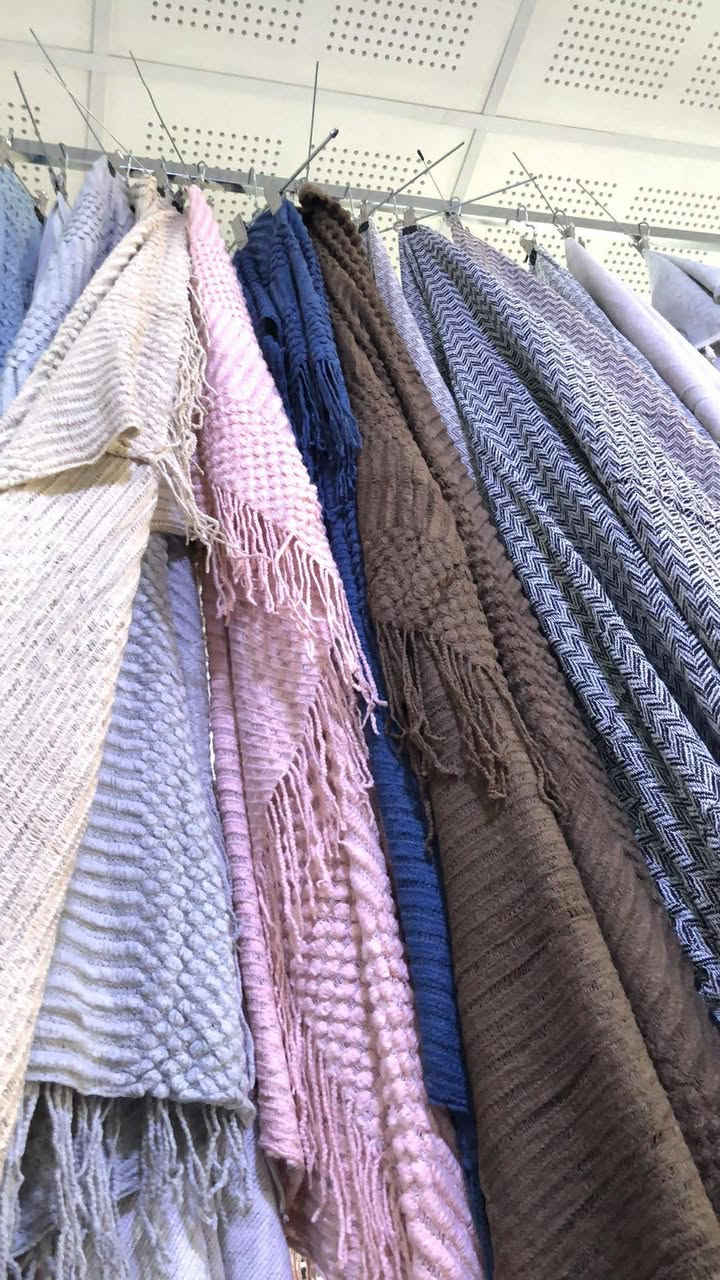 ئیستا جوانترین شاڵی سەر تاخم لە پیشانگای ئاڵتون هۆم بە هەرزانترین نرخ 
شاڵی تورکی 
قیاسی گەورە 
بە هەمو ڕەنگیک 
ئاڵتون هۆم کەلار شقارتەکە تەنیش جۆز و لۆز 
***********📞
