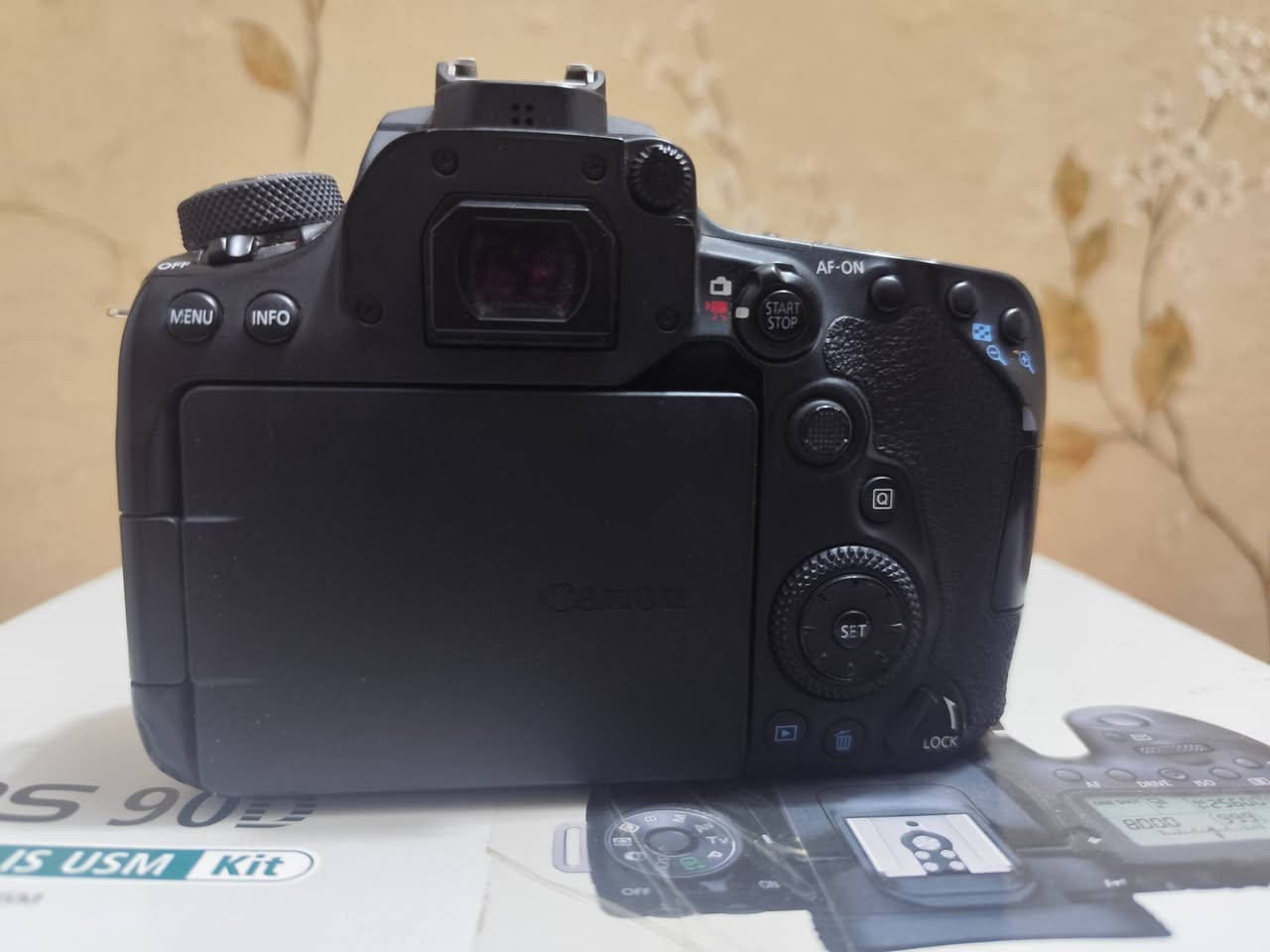 كامره كانون D90 نظيفه مثل ما موضح بالصور
ملحقات 
بدي
عدسه 18-135
شاحنه 
بطاريه 
جنطه
كارتونه 
مكاني واسط / الكوت
للاستفسار الاتصال على رقم الهاتف 
***********
