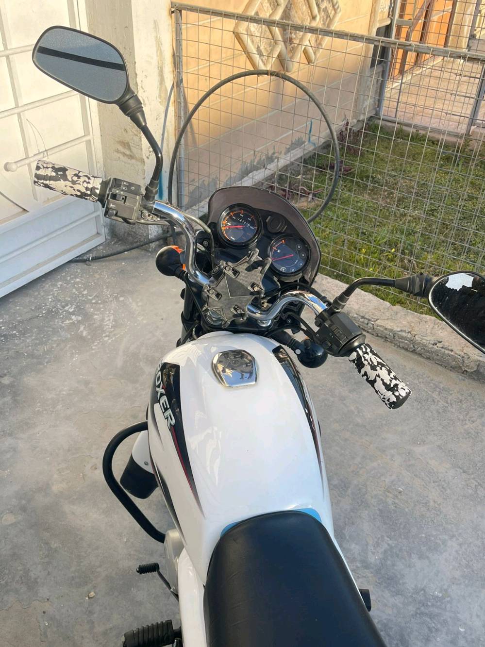 السلام عليكم  بوكسر كلاسك موديل ٢٠٢٣ للبيع

سنويه وارقام انكليزي ب اسمي تحويل مباشر
الدراجه قبل ٦ اشهر منزلهه من الشركه بعدهي نظيفه ع ايدي ممبدل بيهه اي شي 
كلشي ع تفاصيل الشركه وكامله متصرف عليهه ربع
مكينه خرسه شلعهه بنزات كلجات كلهه نظيفه وجاهزه تاخذهه كبل صندوك وللشارع

الدراجه كامله من كهربائيات كلها 

الدراجه نضيفه نظافه ٩٥٪؜ الصور كدامكم وتجي تشوفهه وتعرف احلى من الصور 
رايدهه ب٢٩٠٠ بمليونين و٩٠٠ الف وبيهه مجال بس مو هواي المجال 

مكاني بغداد العامريه للاستفسار *********** 

موجود واتس وماسنجر