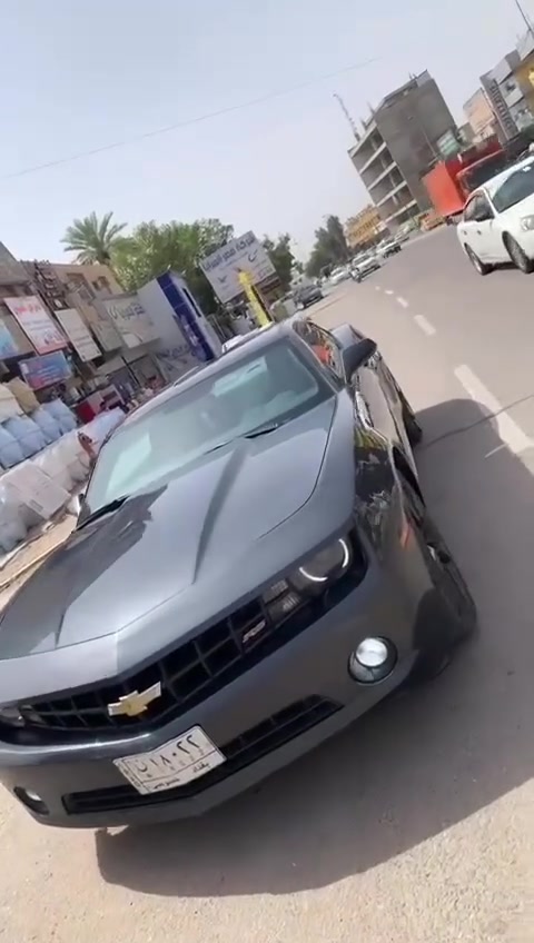 سلام عليكم كامارو للبيع موديل 2012 فئه RS  السعر ب93 وبيها مجال وسياره باقي تفاصيل سياره جوه 
العنوان بغداد الكاظميه
الرقم *********** وبي واتساب 
شفروليه كامارو RS

* الموديل: 2012
* المحرك: 3.6 لتر V6 (3600cc)
* الوقود: بنزين
* الفئة: RS
* القير: أوتوماتيك (غالباً 6 سرعات)
* اللون: رمادي غامق
* العداد: 90,680 ميل (يعادل تقريباً 146,000 كم)
* رقم الشاصي (VIN): يبدأ بـ 2G1FB1E30C9175350

المواصفات المعروفة لهذا الموديل

* قوة المحرك تقريباً 312 حصان.
* دفع خلفي (RWD).
* مثبت سرعة.
* جنوط رياضية.
* نظام ABS ومانع انزلاق.
* مقاعد رياضية.
* شاشة معلومات وسطية.

ملاحظات من الصور

* يوجد حكّة/خدش بالصدمة الأمامية جهة اليمين.
* الهيكل من الأمام يبدو مرتب بشكل عام.
* الأنوار والشبك بحالة جيدة ظاهرياً.
* العداد يعتبر مقبول لعمر السيارة
* والباب الصف السايق مصبوغ بمريكا هيه هناك مضروبه ومصبوغه
