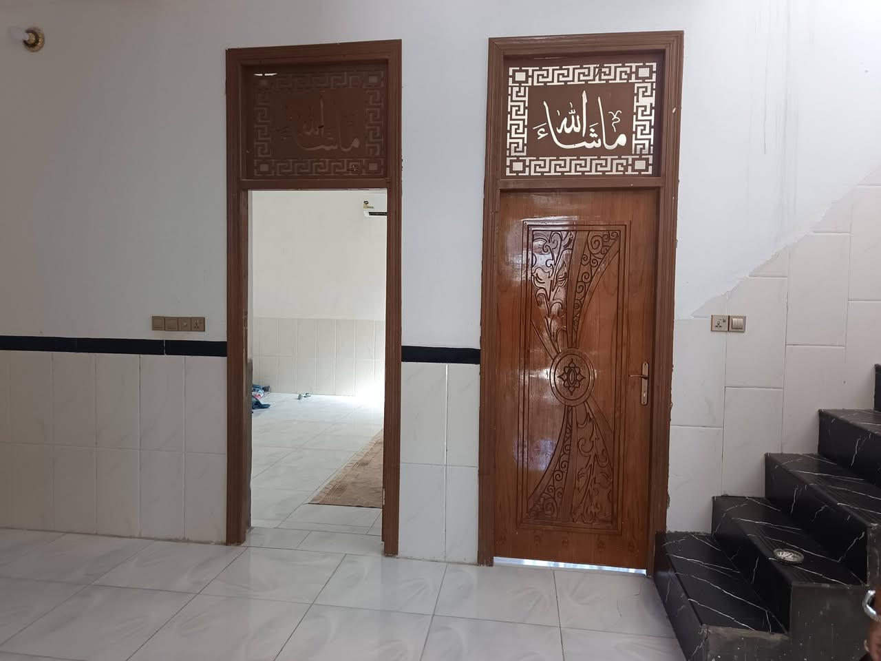 بيت للبيع المساحه 160متر زراعي غرغتين نوم وصاله ومطبخ وستقبال وصحيات داخليه وخارجيه بناء حديث طابوق السقف صب مسلح خدمات كامله ماء مجاري تبليط عرض الشارع 12متر عنوانه طويريج حي الجمعية شارع مدرسة نبع المعرفه جهة الشط يرهم نقد و اقصاط سعر النقد 70مليون مع المجال للتواصل ***********
