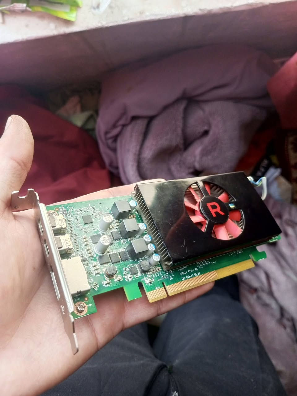 rx 550 4 GB AMD  يجي مني صغير
بدون منفذ طاقه 
يشغل 1080p
العاب متوسطة 
مراوس وية شاشه تدعم HD منفذ 
نجف


**إذا كنت صاحب هذا الإعلان وتريد حذفه لأي سبب، رجاءا أرسل رسالة إلى الدعم الفني**