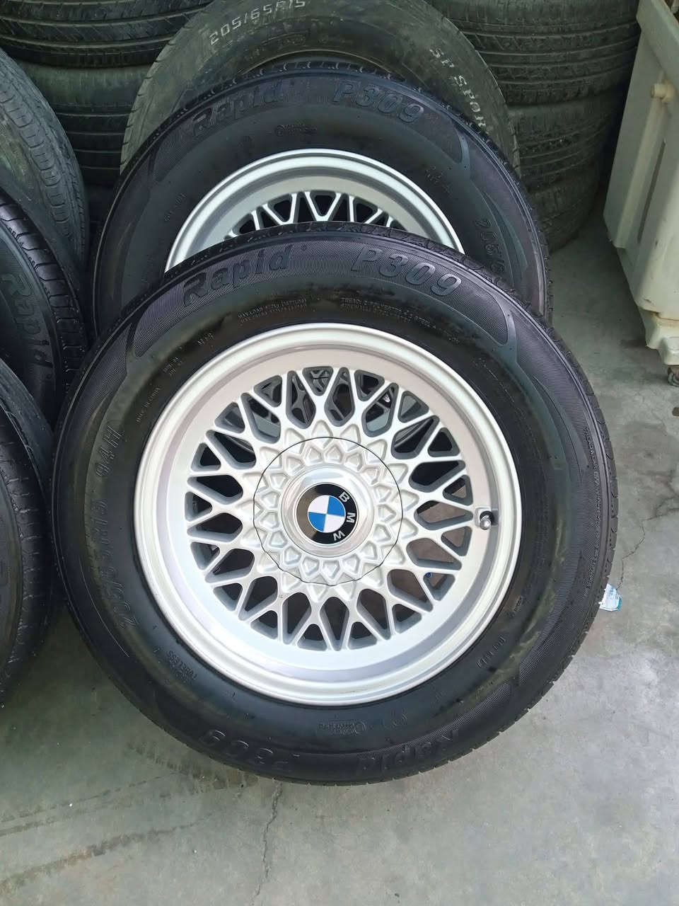 تاقم تایە ویلی حەسیر 15 بەشەرتی هەموو شتێک
بۆ گۆرینەوە بە هەموو جۆرە ویلی ئاڵوگۆر ئەکەم
بێ درزبێ لەحیم بئ خواری تاقمێ تایەی زۆر جوانی لە سەرە
***********
***********
