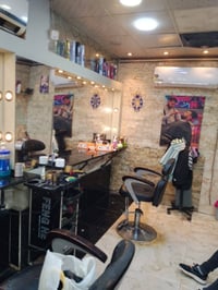 محل حلاقة للبيع كامل هوة وغراضة تجي تفتح وتسترزق وخير من الله اذا تلتز...