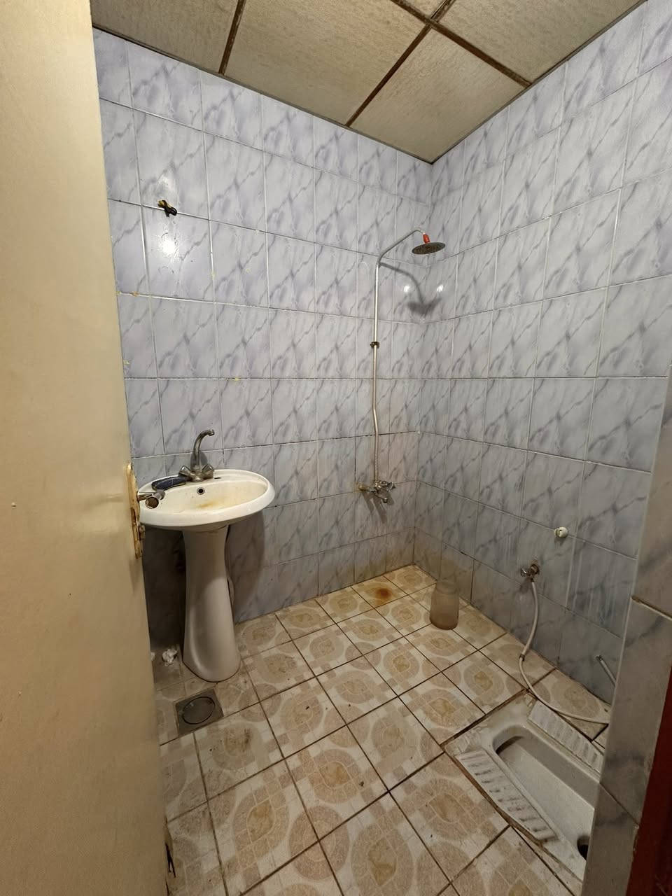 � شقة للإيجار
📍 الطابق: أرضي
🛏 غرفتين نوم
🛋 صالة
🍽 مطبخ
🚿 خدمات

💰 الإيجار: 575 ألف

📌 العنوان: مكتب الفهد الهندسي – مقابيل لحوم جويلي
📞 للاستفسار: ***********
