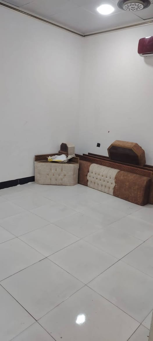 بيت البيع بي قرفتين وصاله ومطبخ حار وبارد وديوان وصحيات البيت حلوومرتب كله سراميك شقل درجه اولى مساحت البيت 270متر من يم عقارات الياسري وطب السعر 65وبي مجال الستفسار ***********
