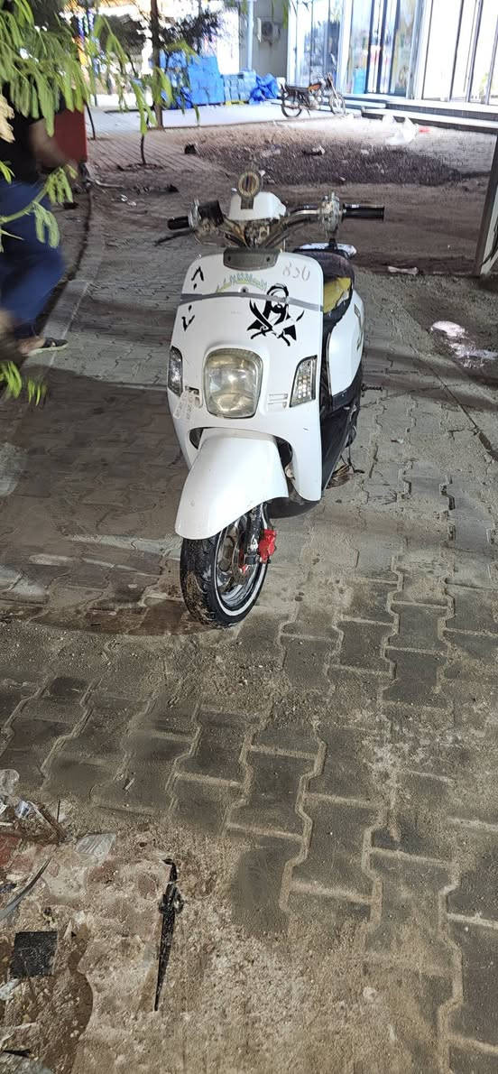 سلام عليكم دراجه بوليسي لون ابيض الدراجة كابريتر الدراجه ما مفتوحه بيه خيط تبخير سعر ٦٠٠ وبيه مجال  دراجه بصرة رقم ***********
